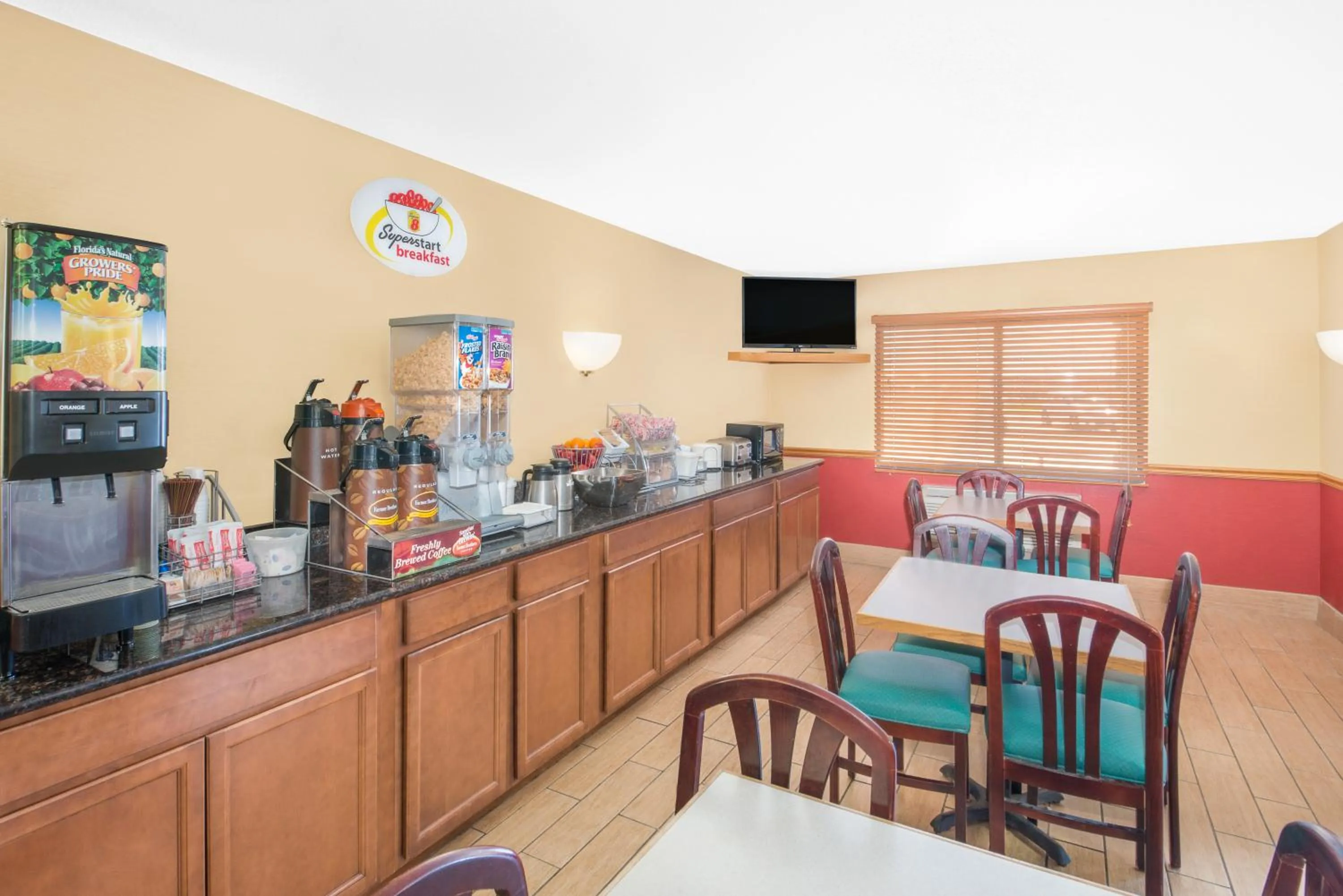 Breakfast in Super 8 by Wyndham Marshalltown