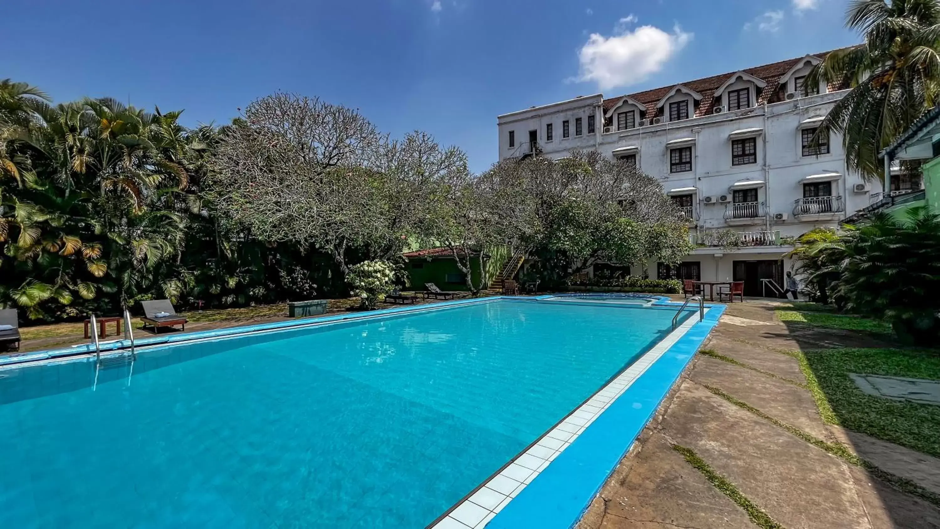 Swimming pool, Property Building in Queen's Hotel