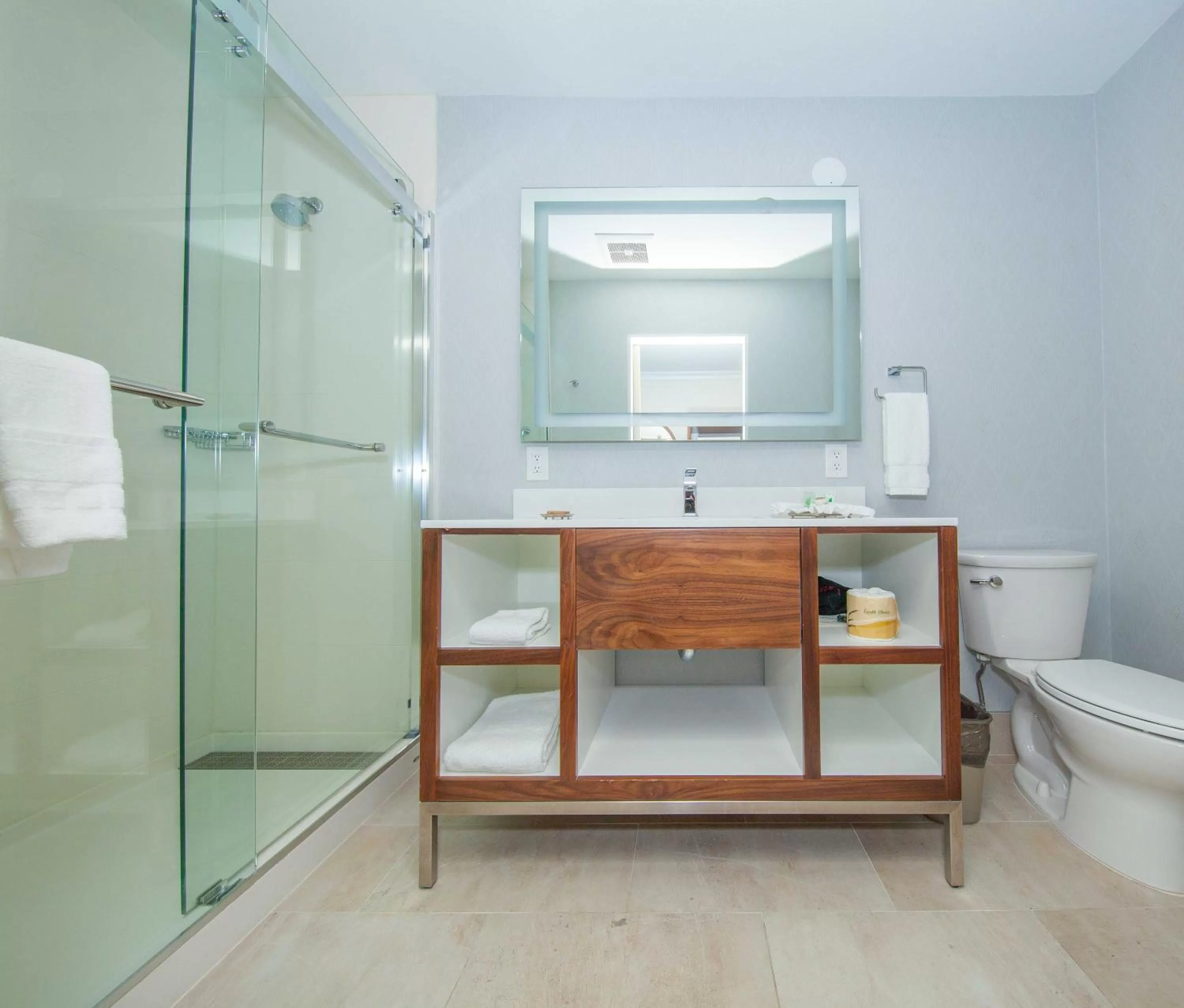 Bathroom in Pasadena Rose & Crown Hotel