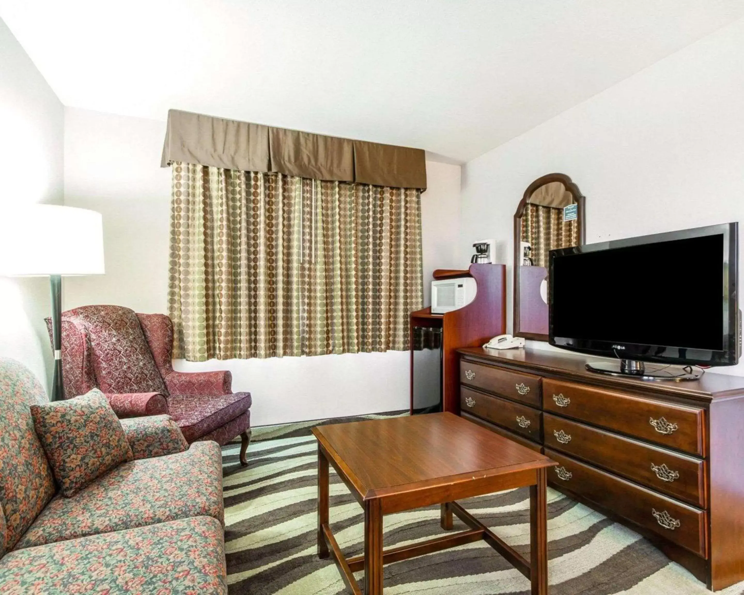 Photo of the whole room, Seating Area in Quality Inn & Suites Stoughton - Madison South