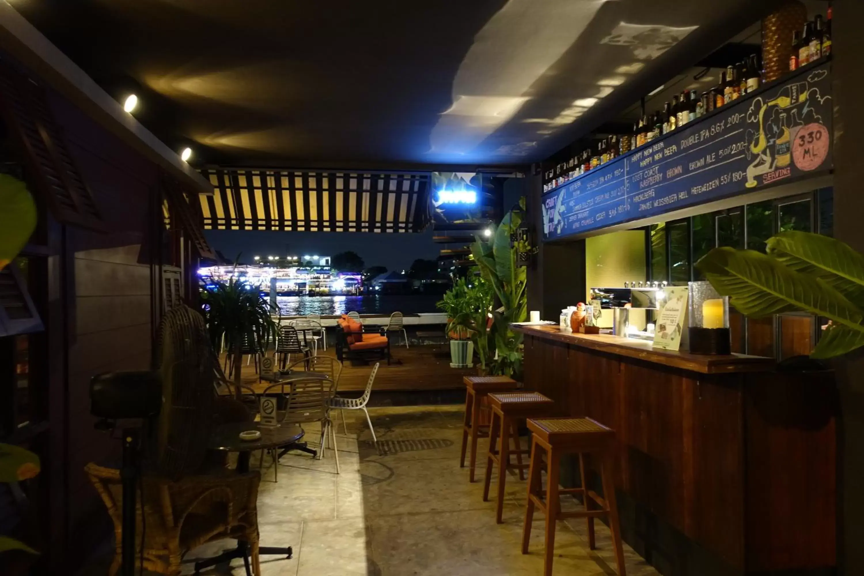 Lounge or bar, Restaurant/Places to Eat in Baan Wanglang Riverside, Bangkok