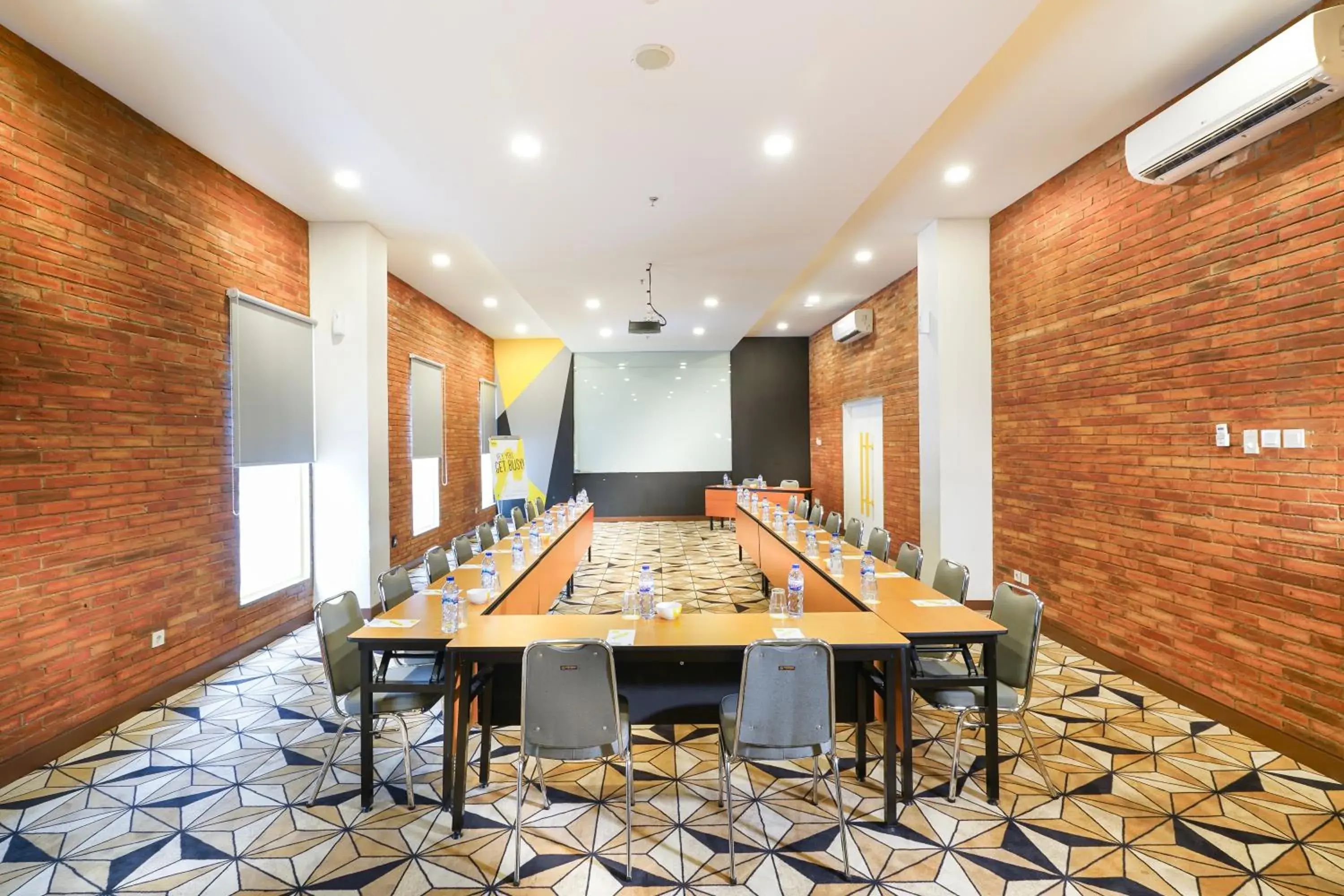 Meeting/conference room in YELLO Hotel Manggarai