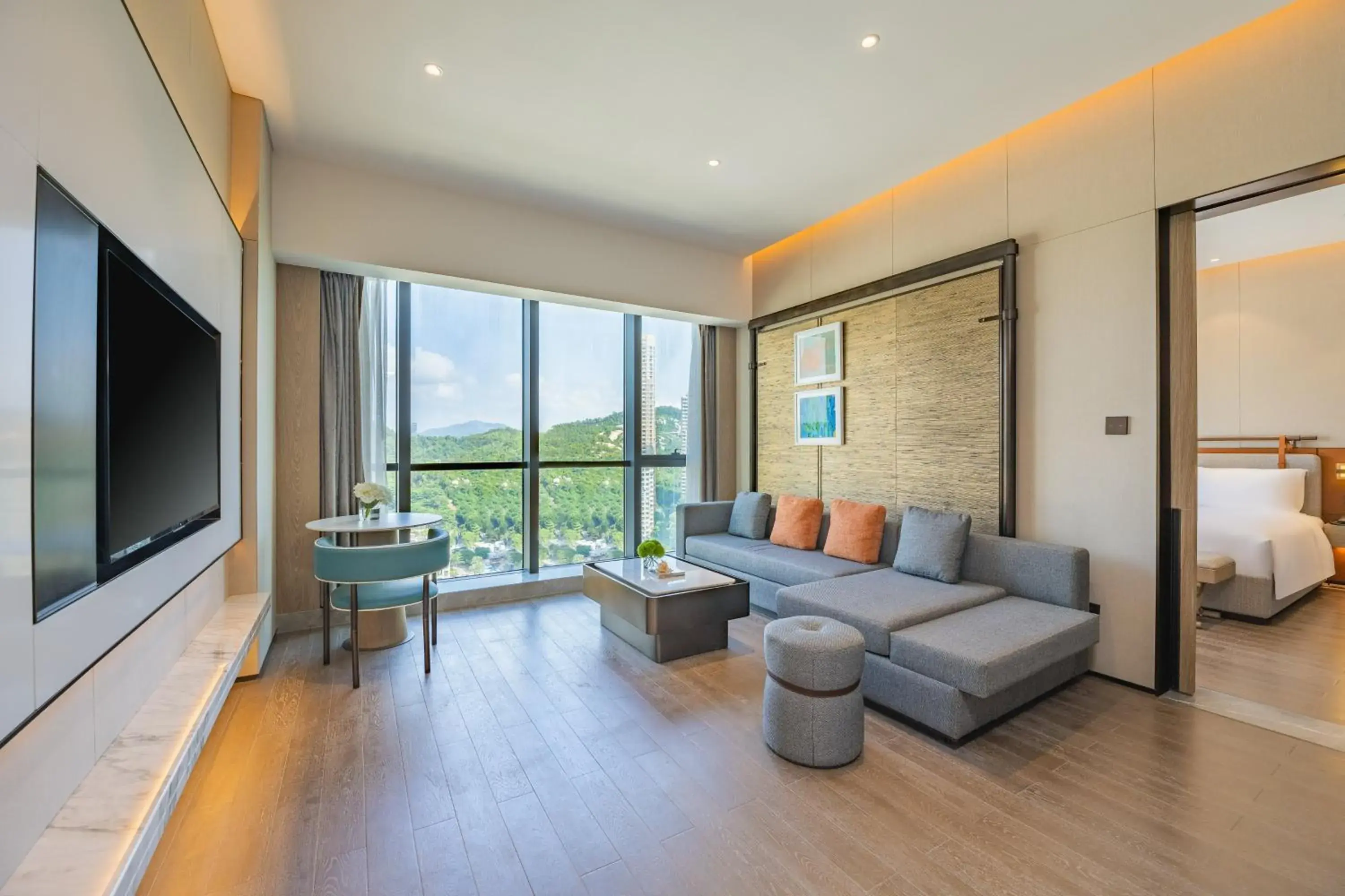 Photo of the whole room, Seating Area in Holiday Inn Zhuhai City Center, an IHG Hotel