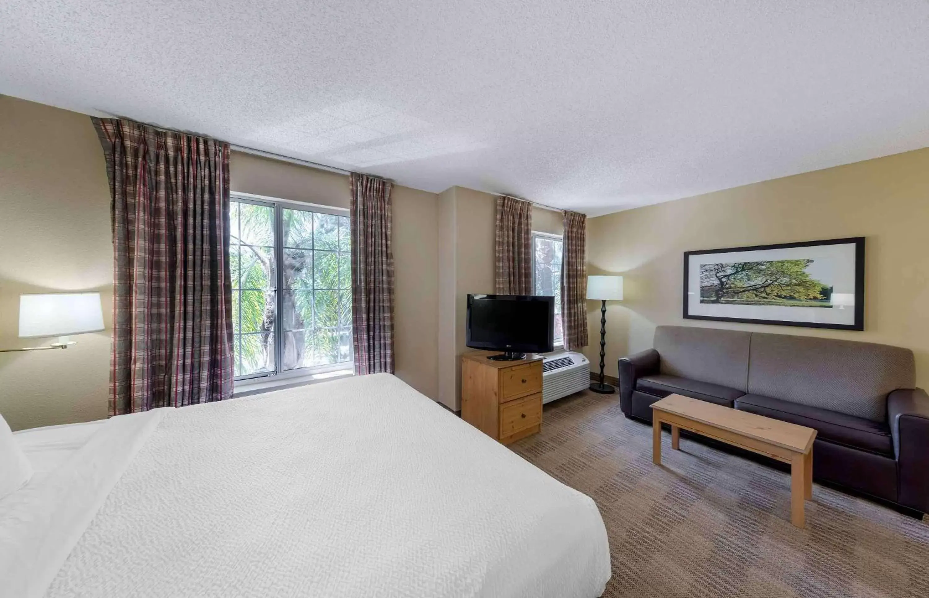 Bedroom, TV/Entertainment Center in Extended Stay America Suites - Los Angeles - Glendale