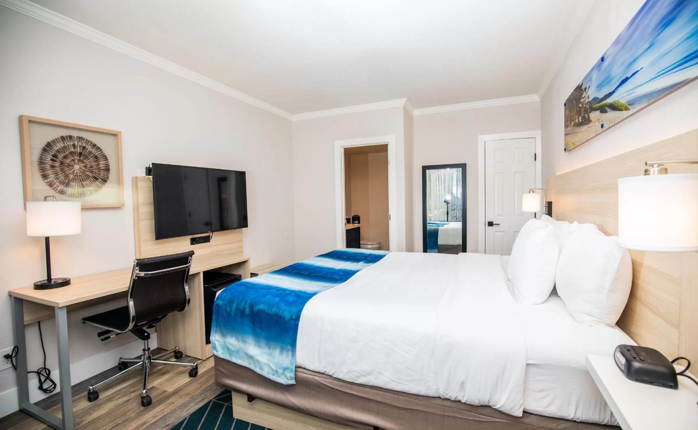 Photo of the whole room, Bed in Comfort Inn Carmel By the Sea