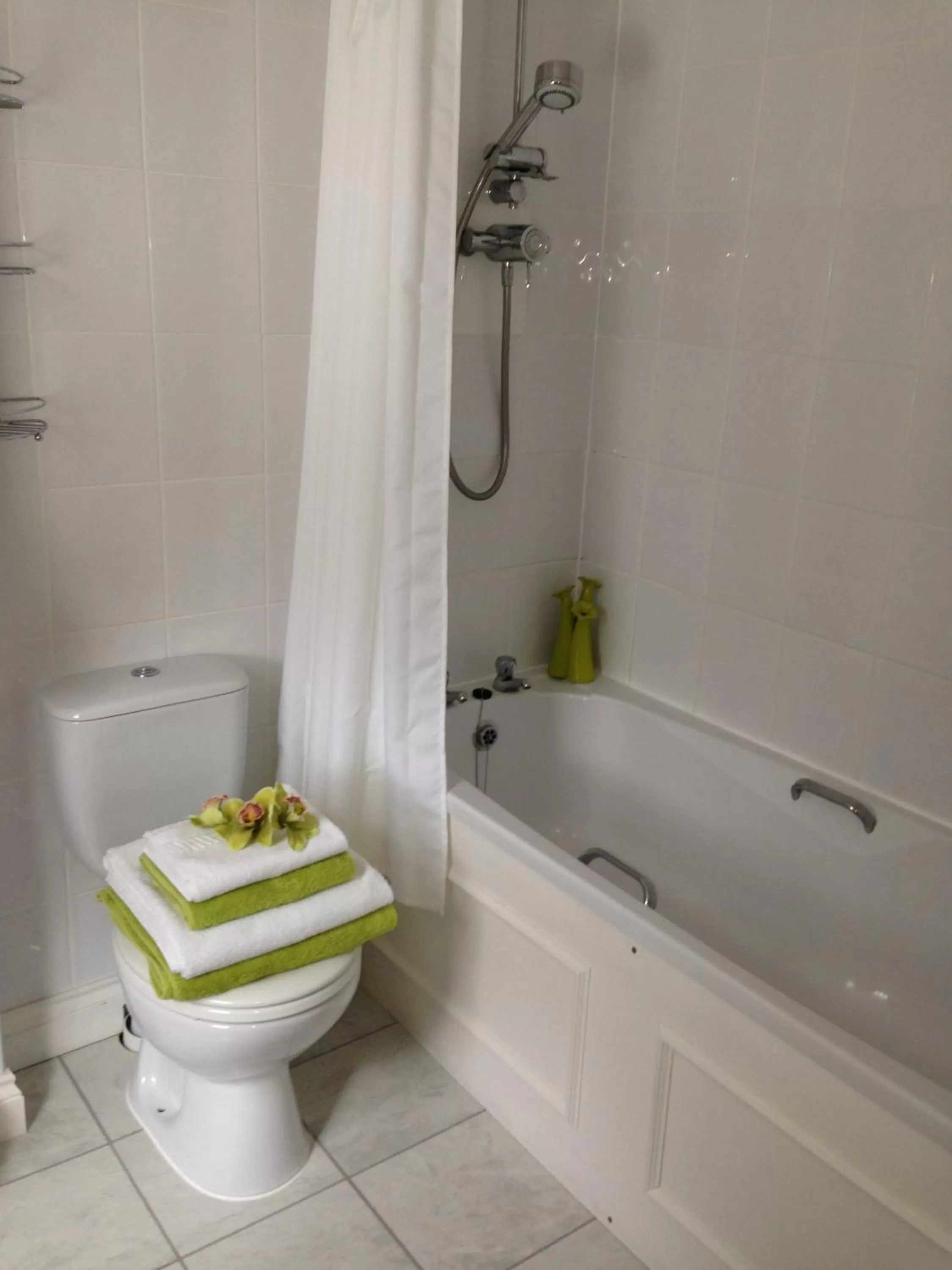 Bathroom in Bourne Hall Country Hotel