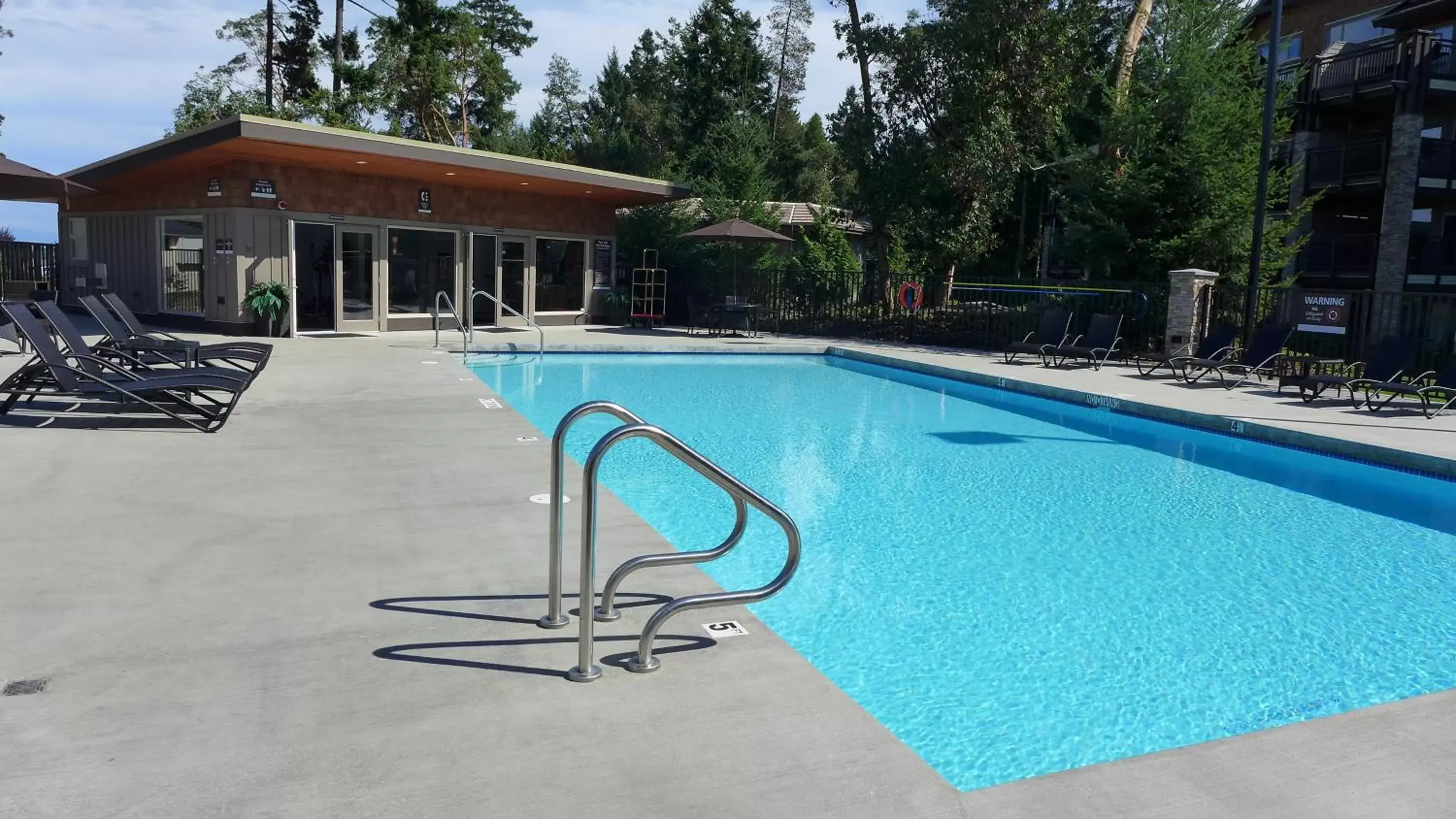 Swimming Pool in Sunrise Ridge Waterfront Resort