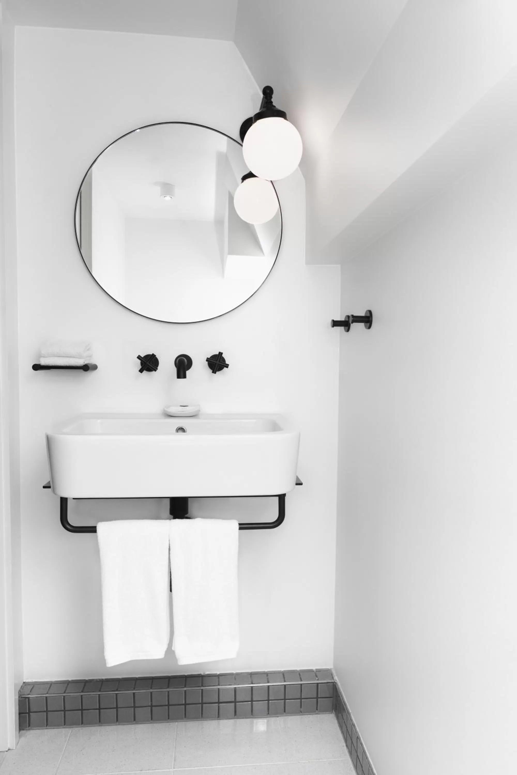 Bathroom in Ovolo Sydney Woolloomooloo, a Wyndham Hotel