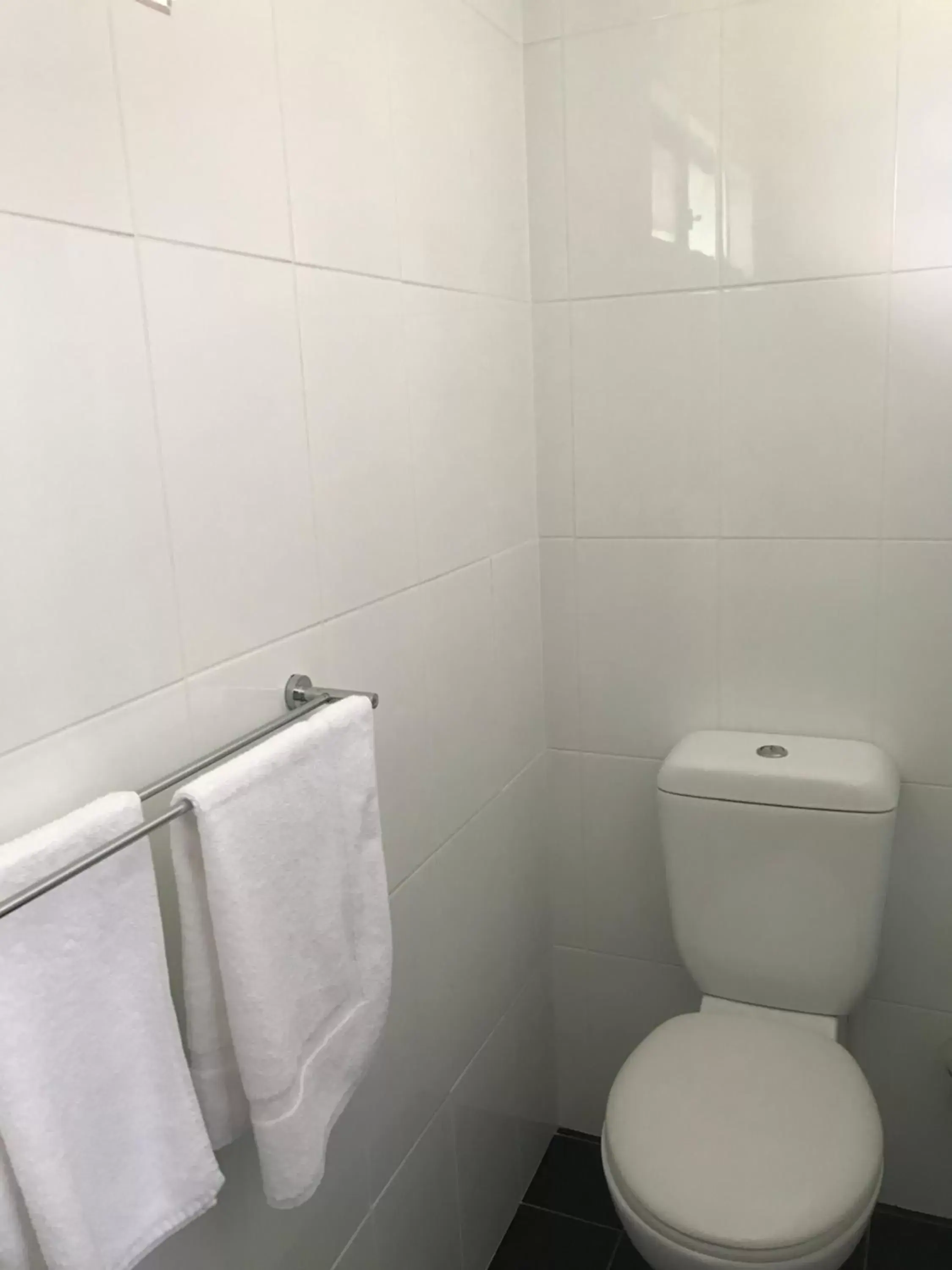 Toilet, Bathroom in Kootingal Landview Motel