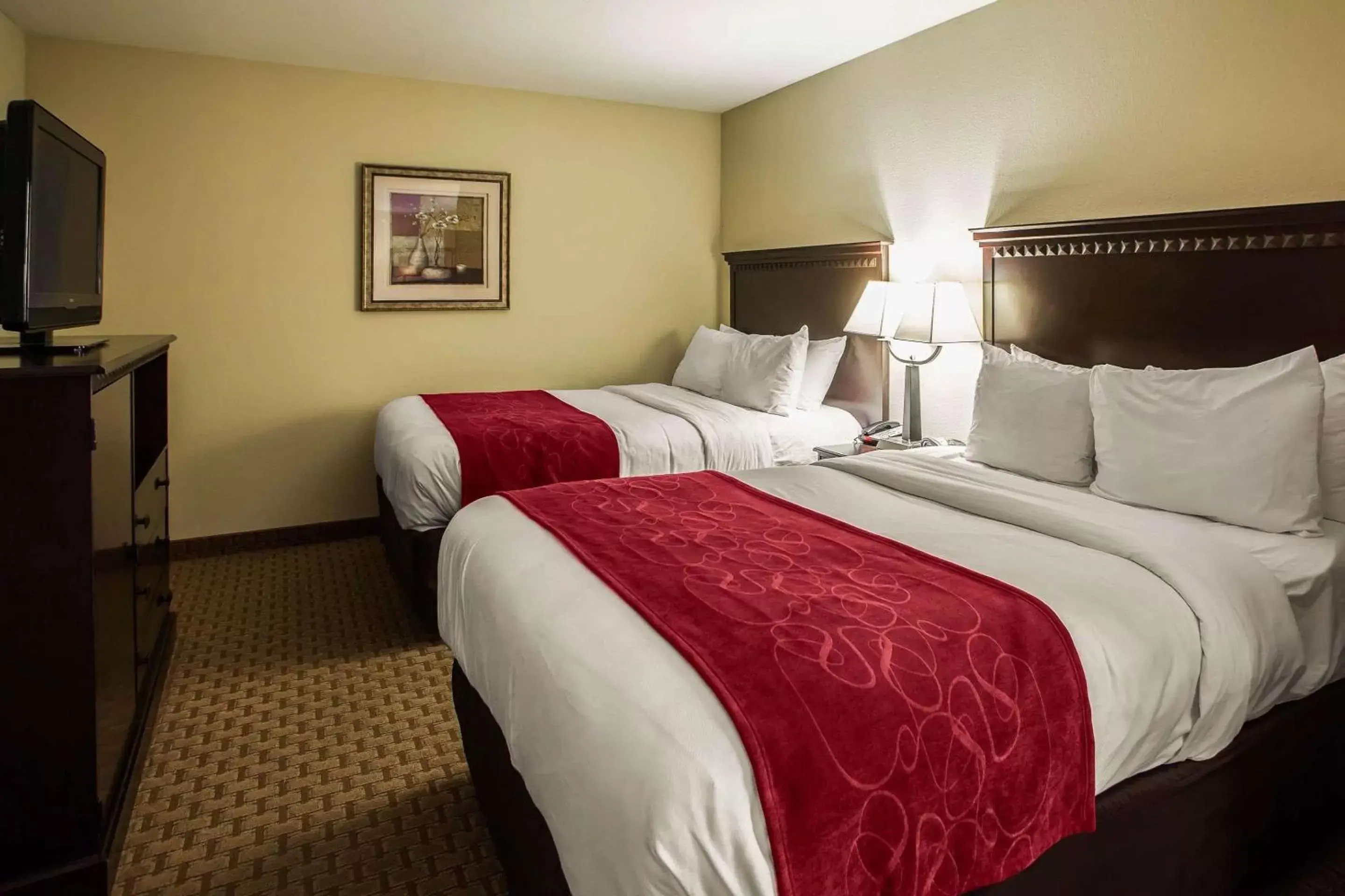 Photo of the whole room, Bed in Comfort Suites Bloomington I-55 and I-74