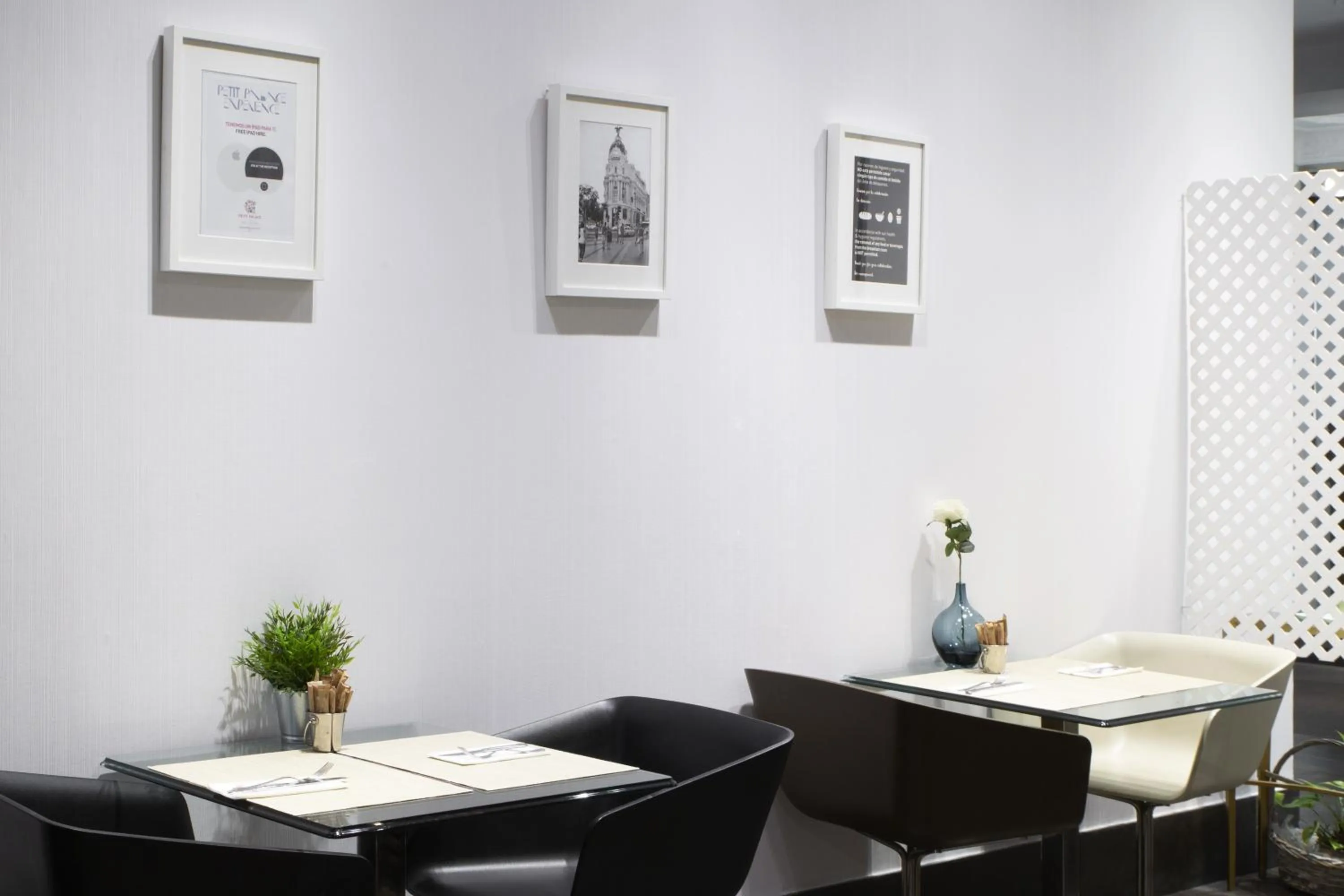 Restaurant/places to eat in Petit Palace Tres Cruces