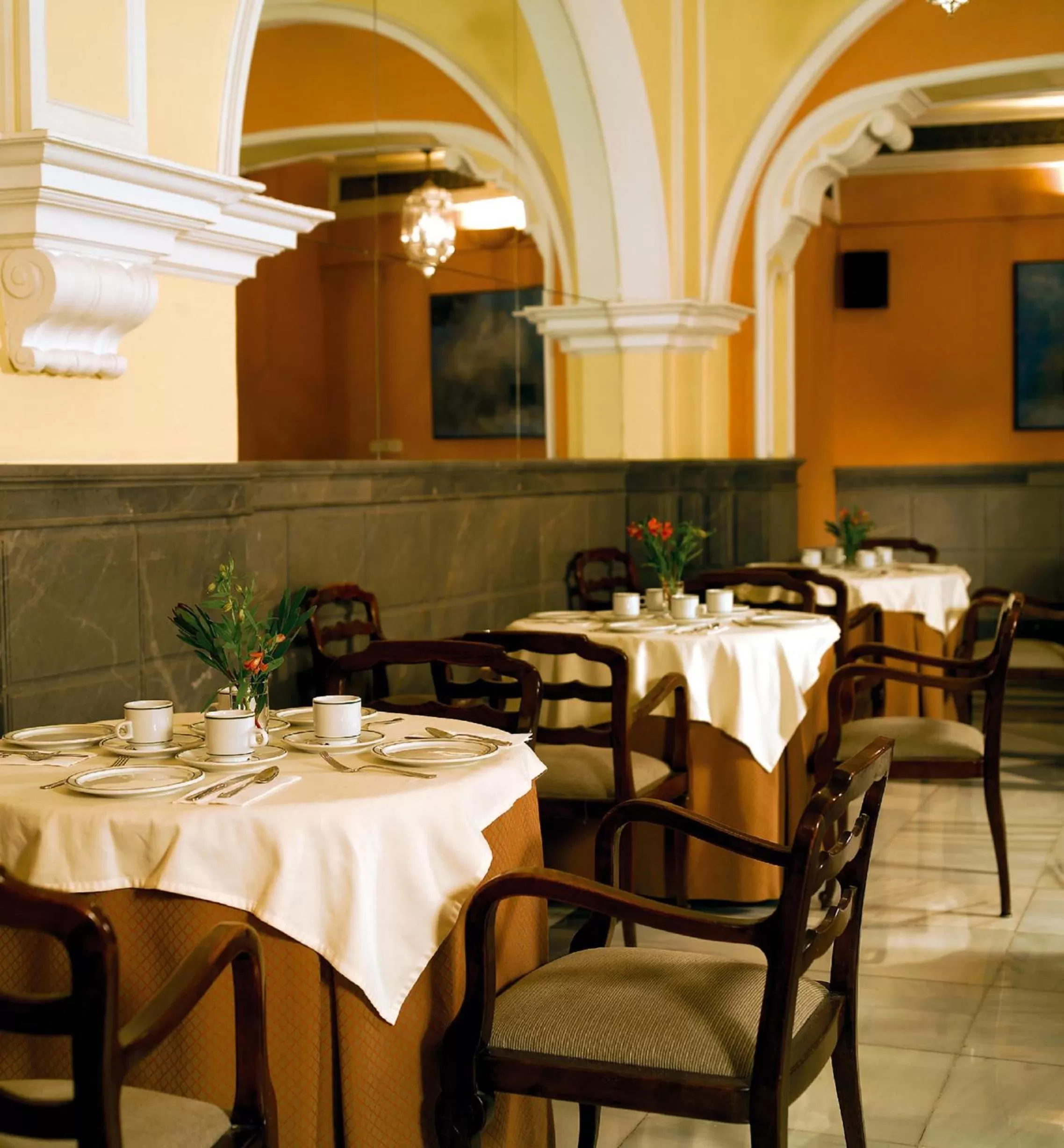 Restaurant/places to eat in Hotel Inglaterra