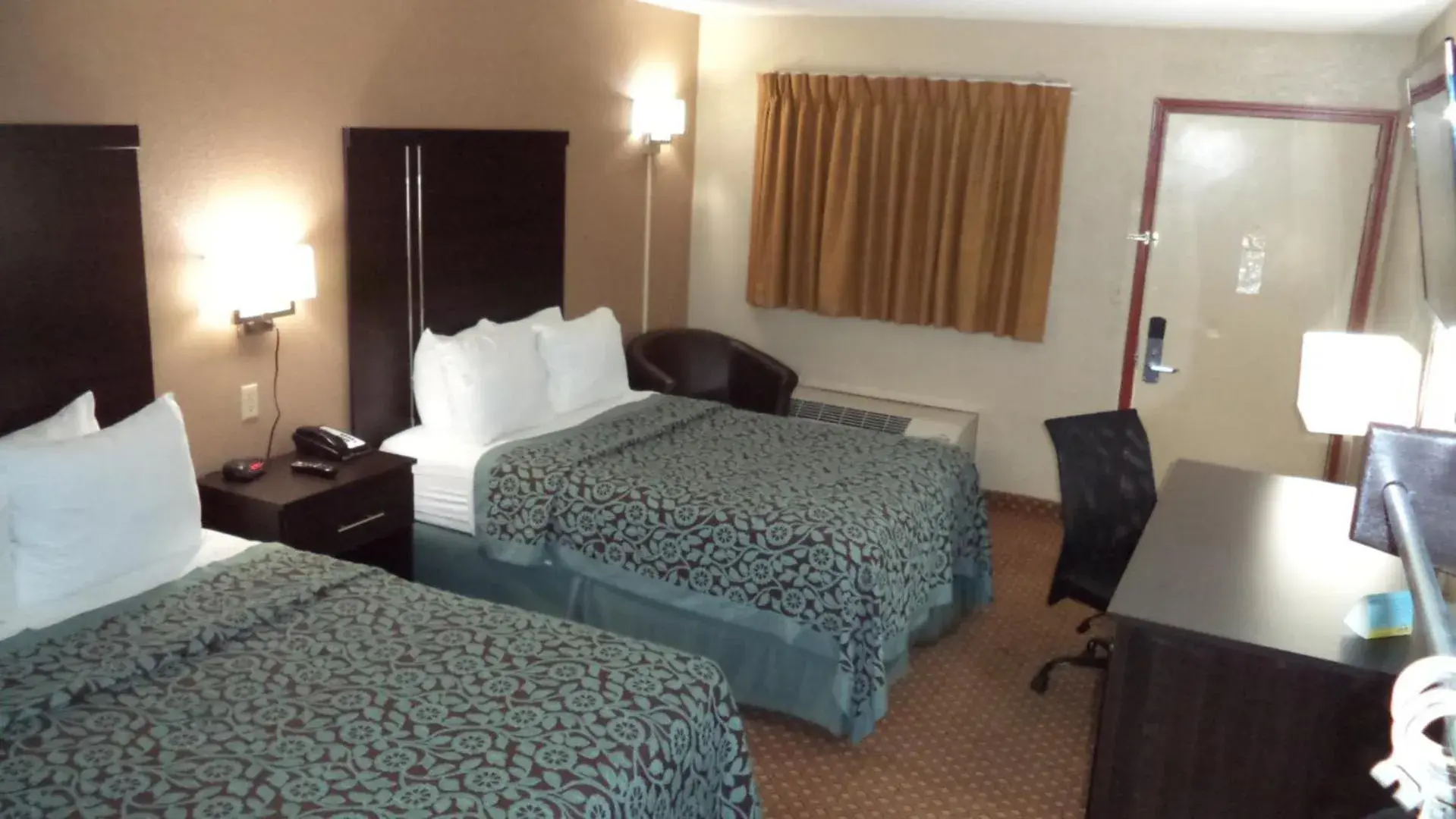 Photo of the whole room, Bed in Days Inn by Wyndham Maumee/Toledo