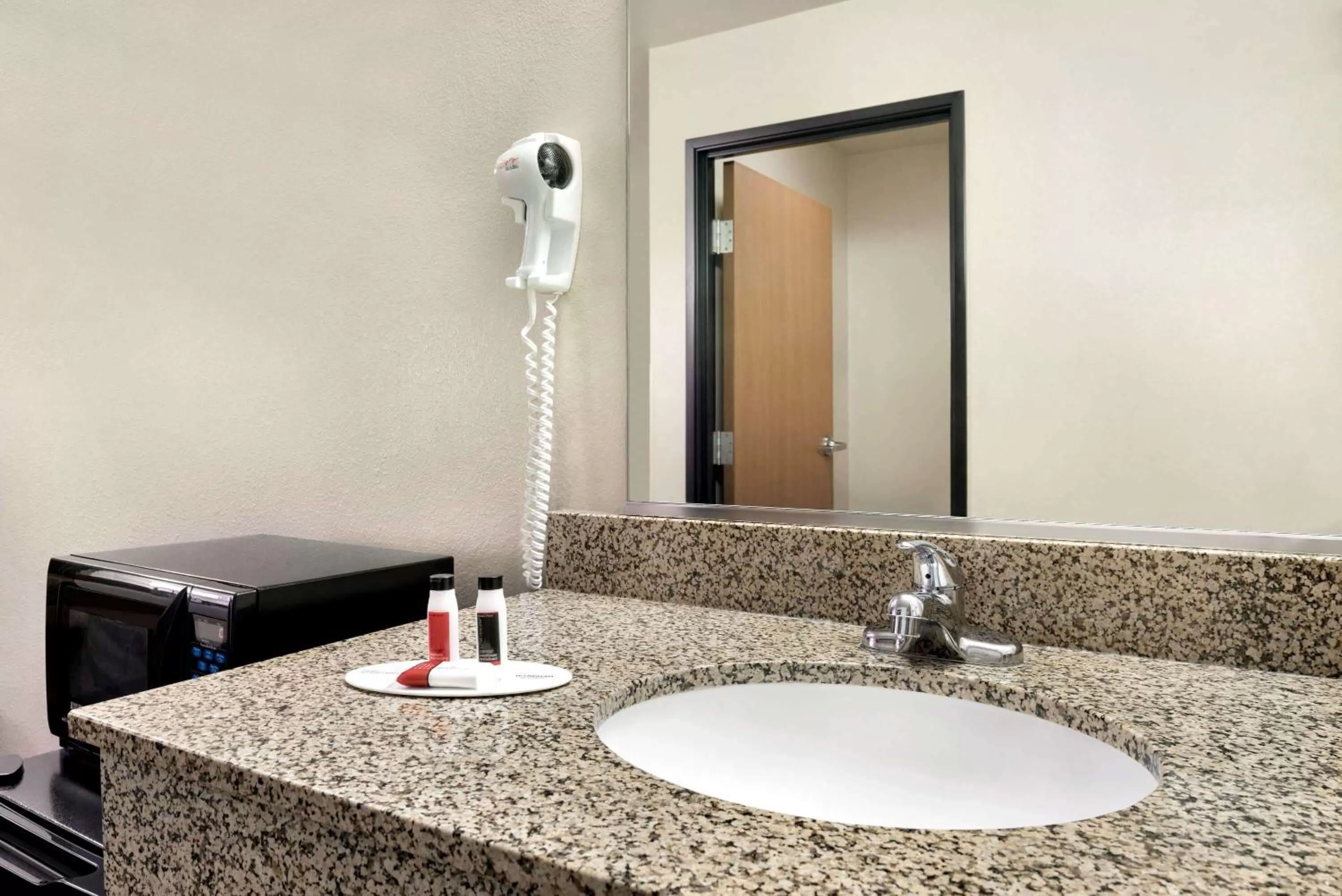 Bathroom in Travelodge by Wyndham Clinton Valley West Court