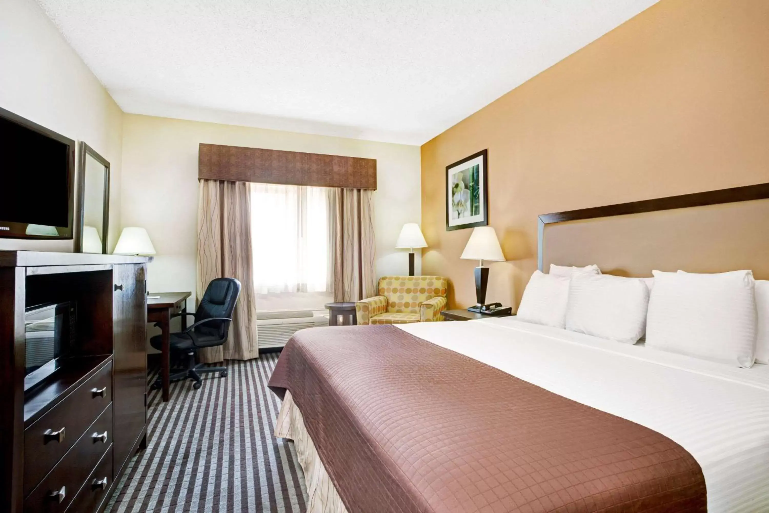 Photo of the whole room, Bed in Baymont by Wyndham Dallas/ Love Field