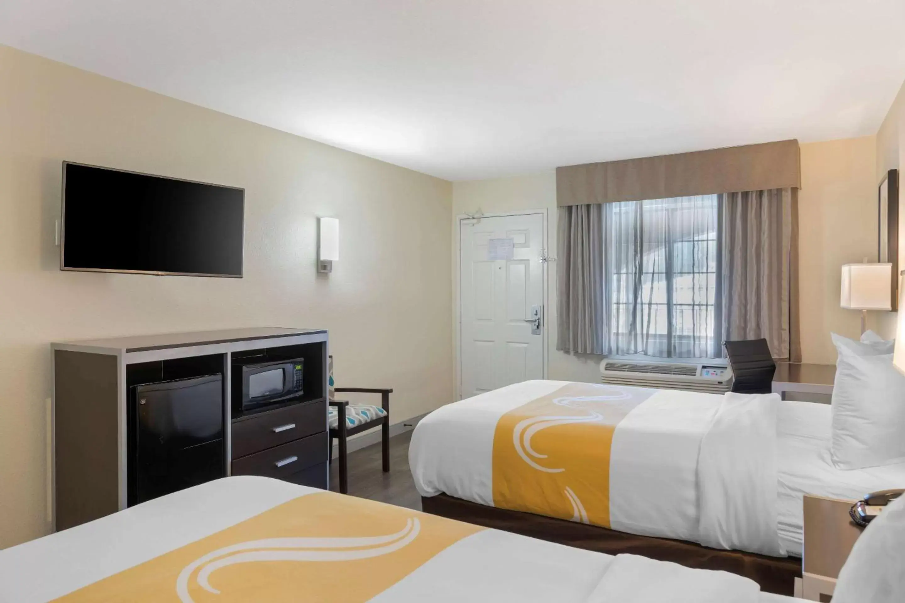 Bedroom, Bed in Quality Inn & Suites Camarillo-Oxnard