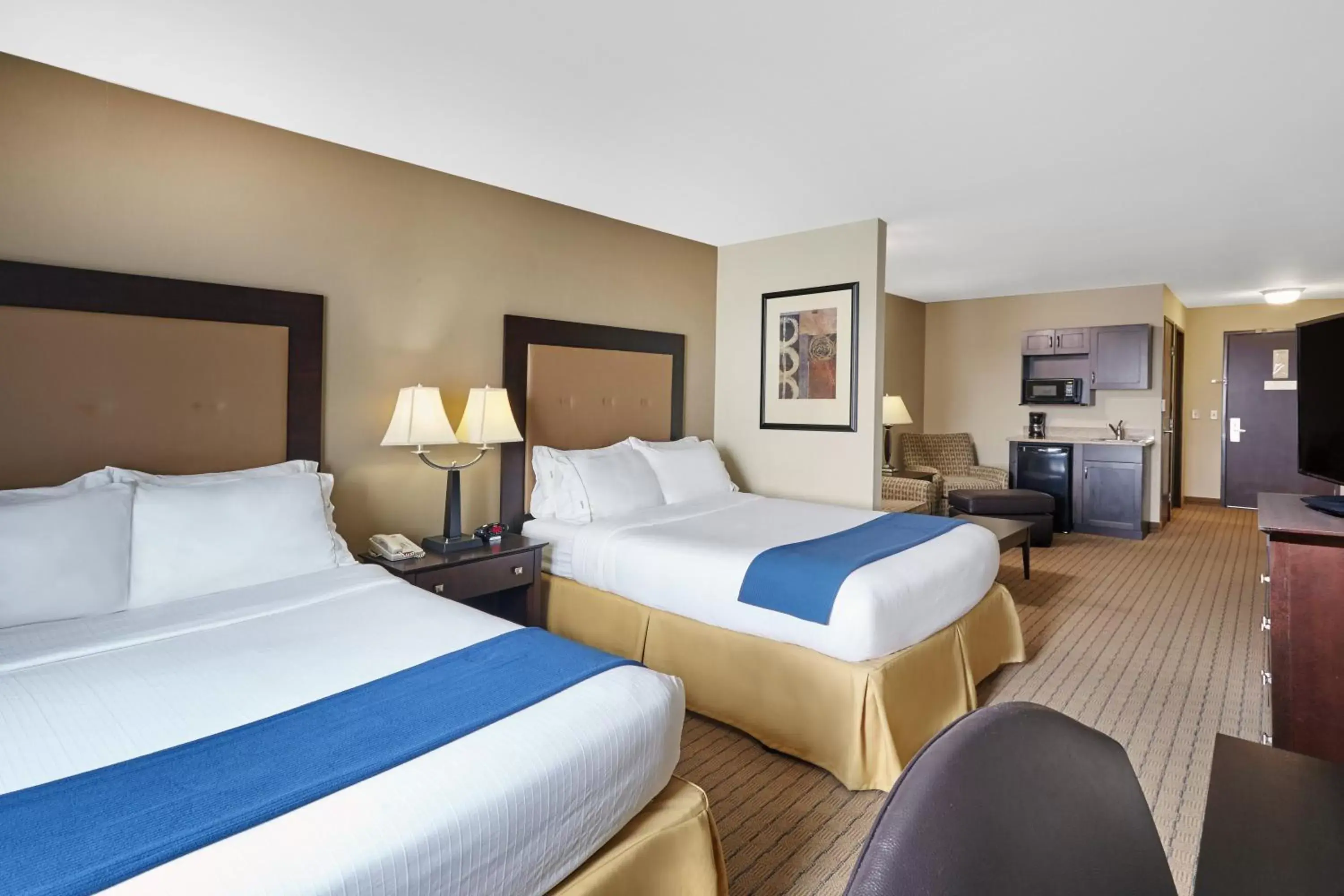 Bedroom, Bed in Holiday Inn Express & Suites Madison-Verona, an IHG Hotel