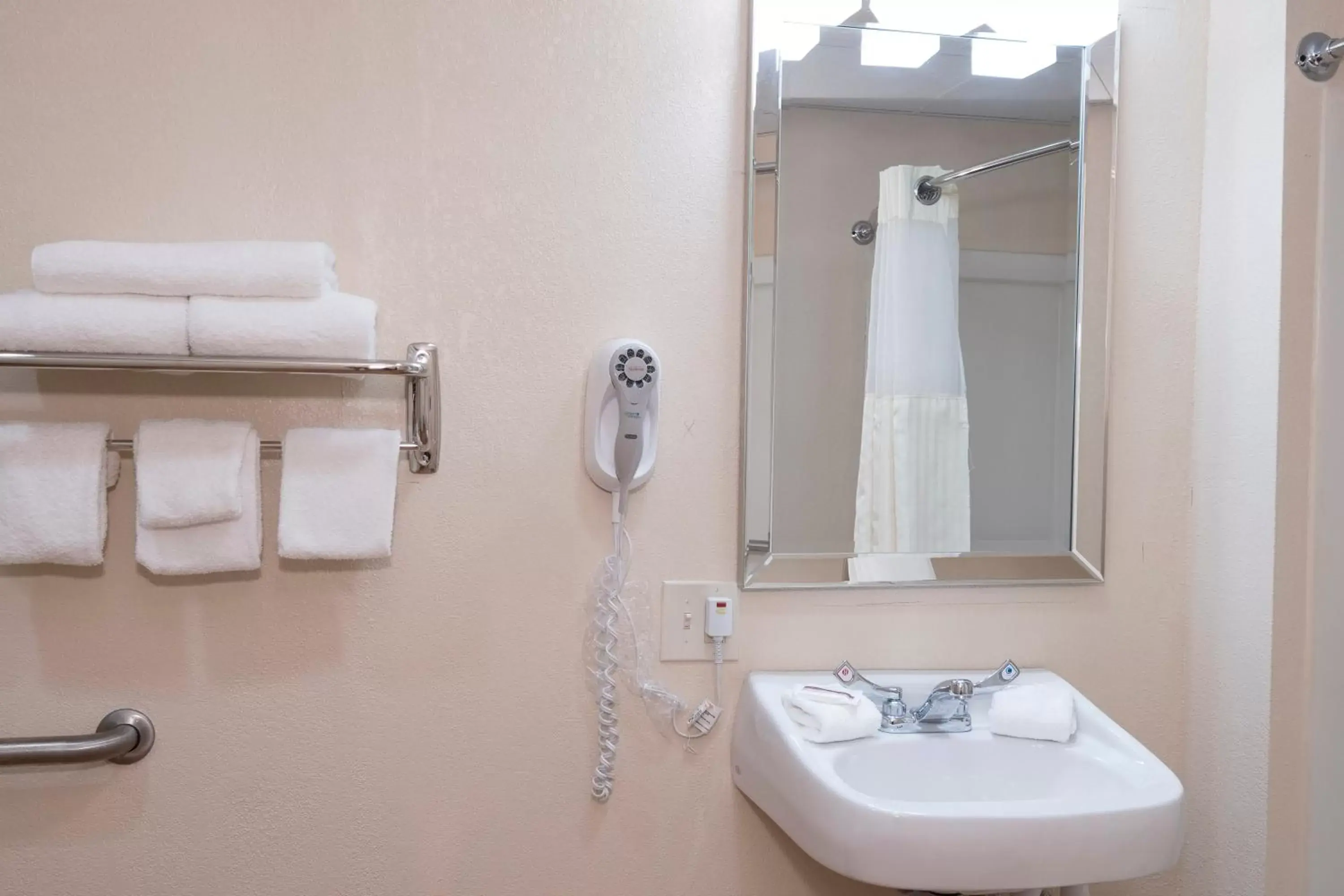 Bathroom in Red Roof Inn Allentown South