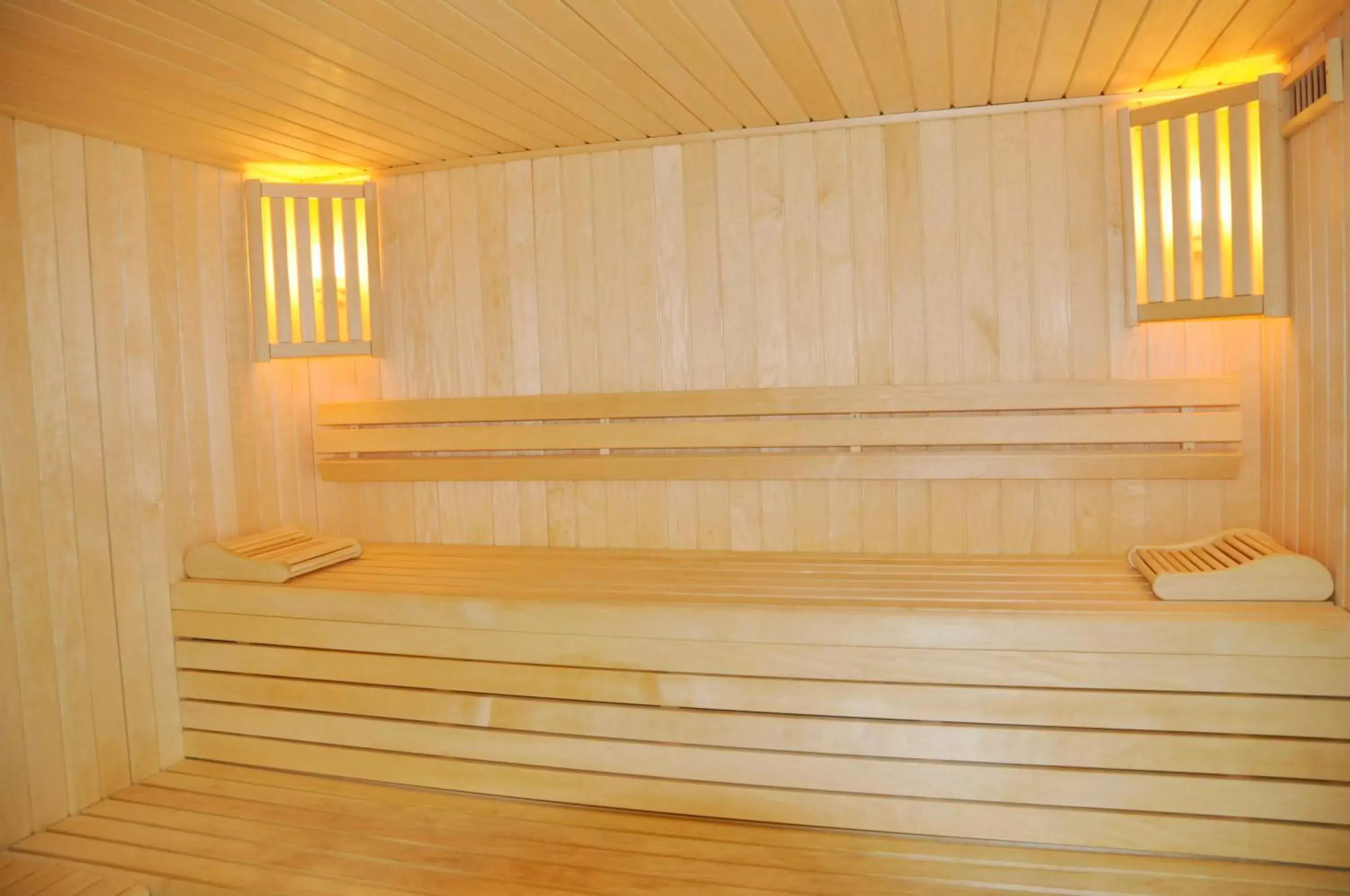 Sauna in Golden Tulip Pornic Suites