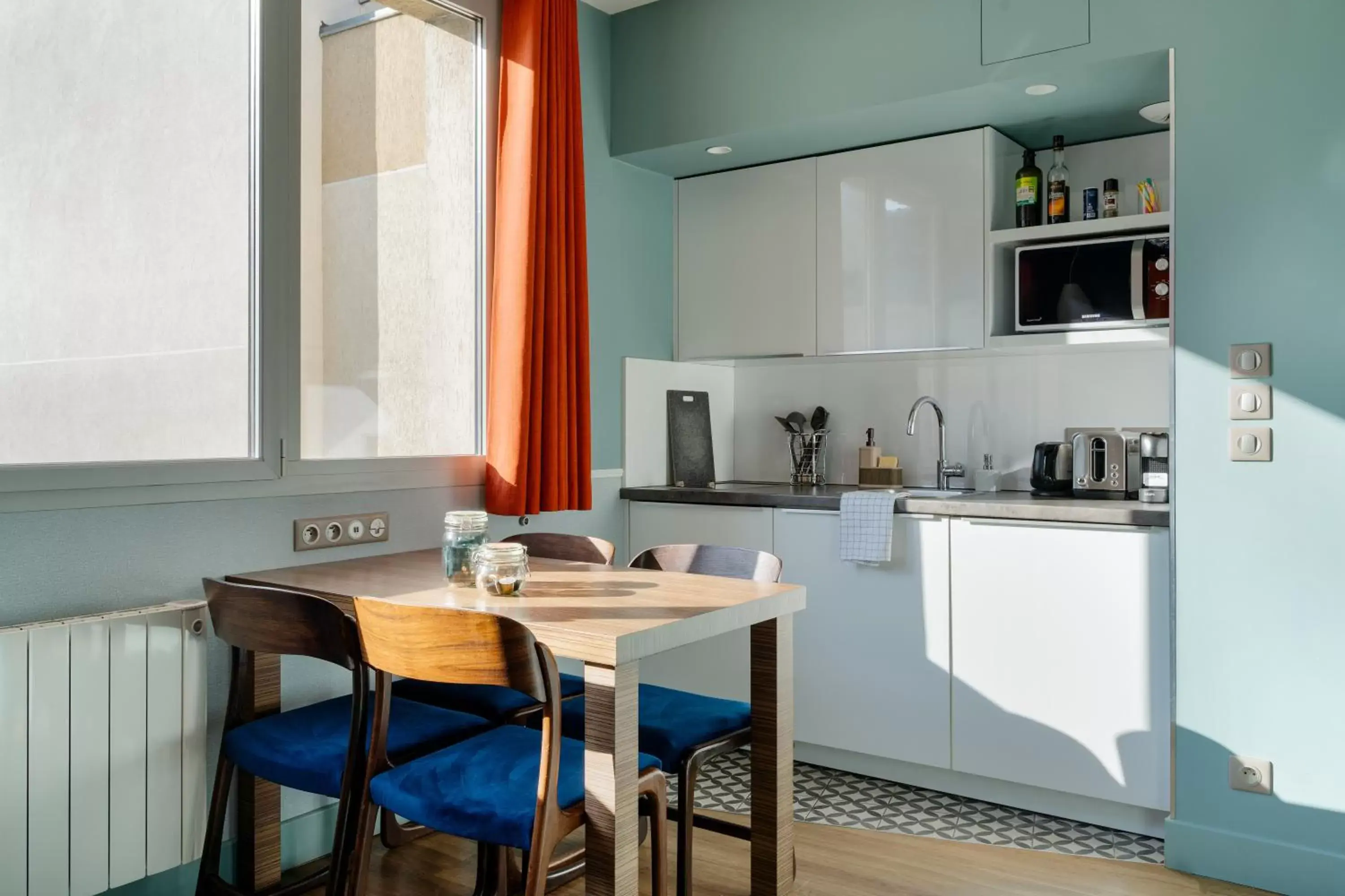 Kitchen or kitchenette, Dining Area in Edgar Suites Expo Paris Porte de Versailles