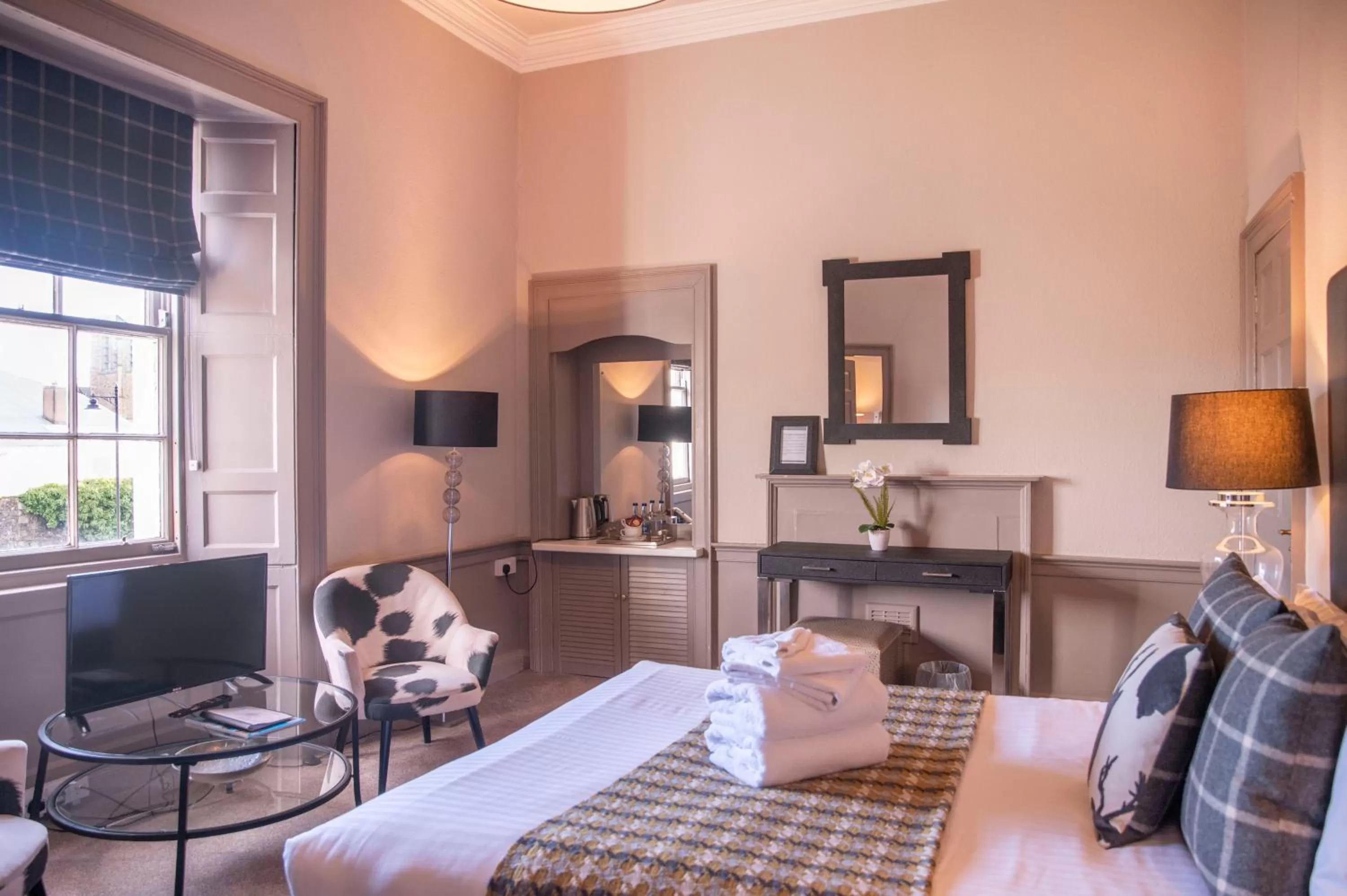 Photo of the whole room, Bed in The Allan Park