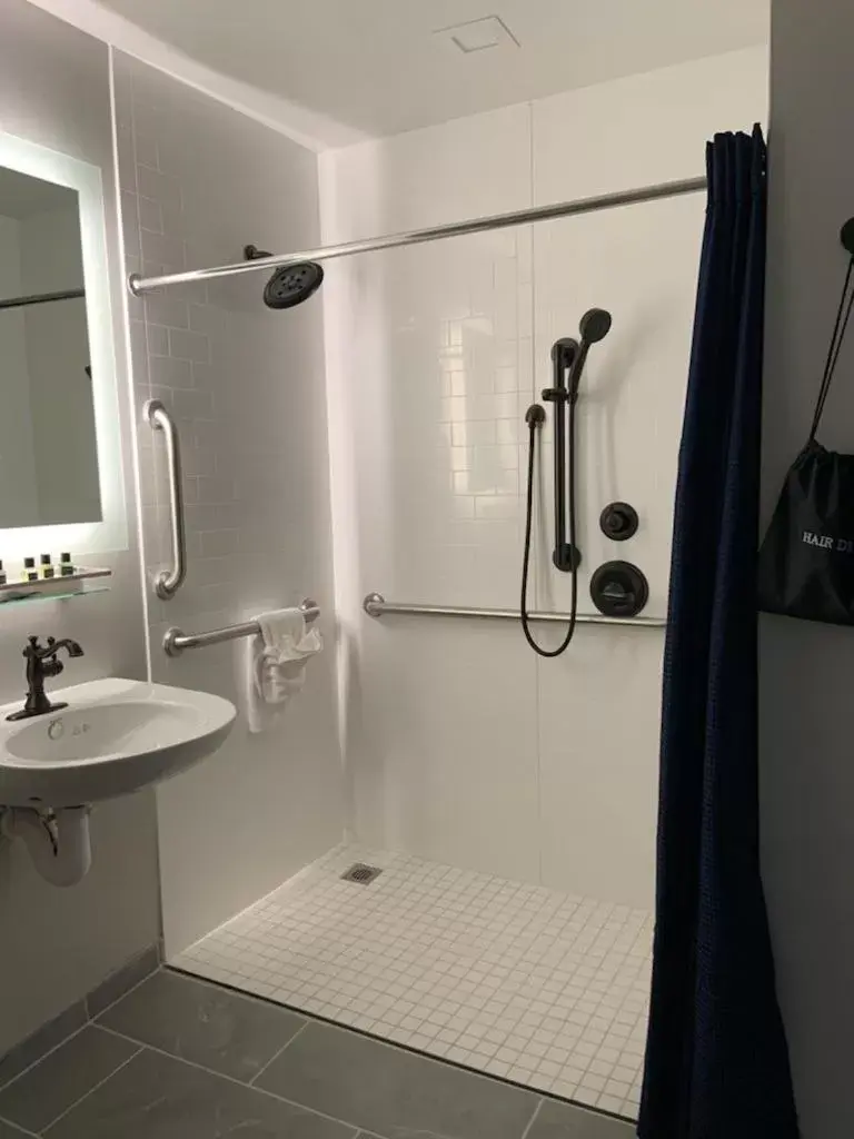 Shower, Bathroom in BLU-Tique, Akron, a Tribute Portfolio Hotel