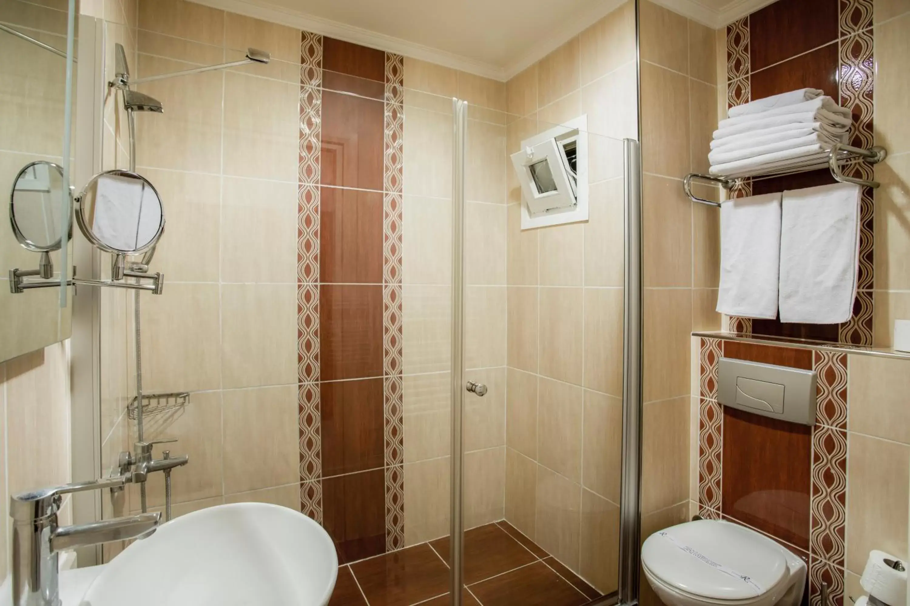 Shower, Bathroom in Raymond Hotel