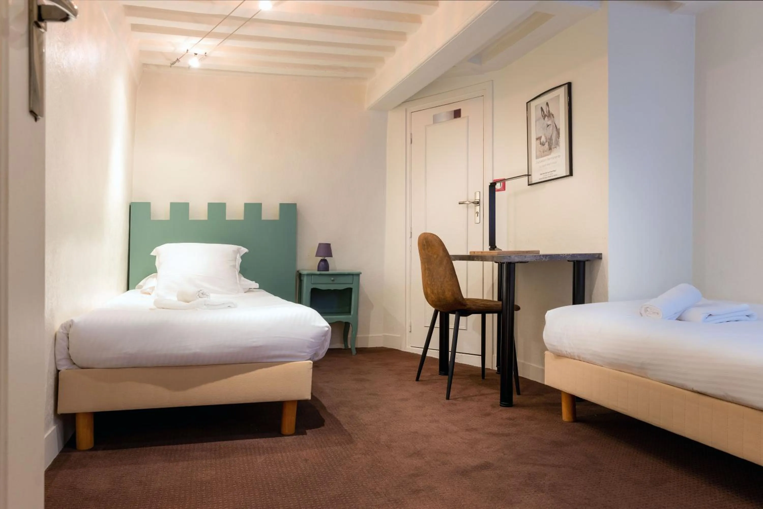 Property building, Bed in Hotel Le Dauphin