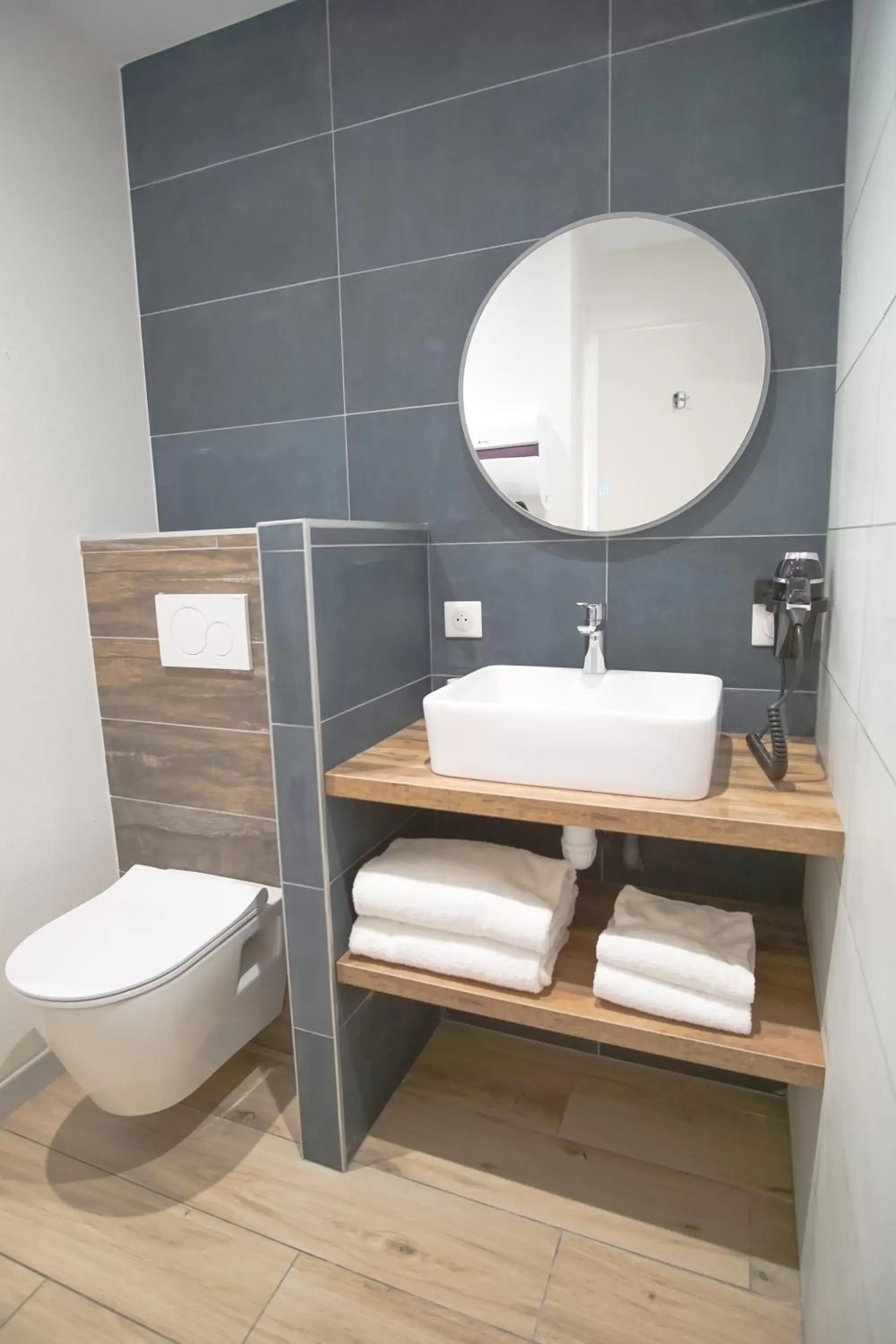 Bathroom in The Originals City, Hôtel Le Lodge, Bayonne Nord