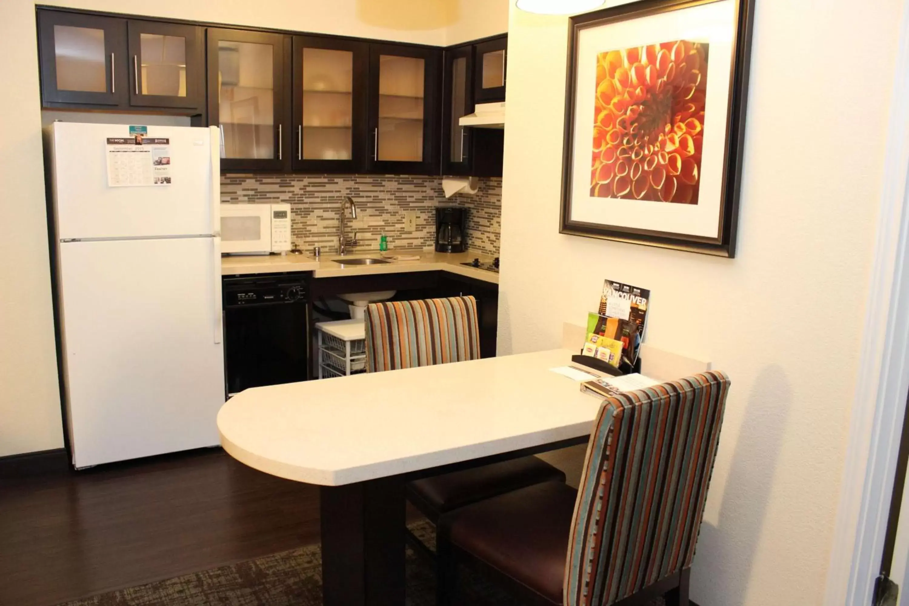 Kitchen or kitchenette, Dining Area in Sonesta ES Suites Portland Vancouver 41st Street