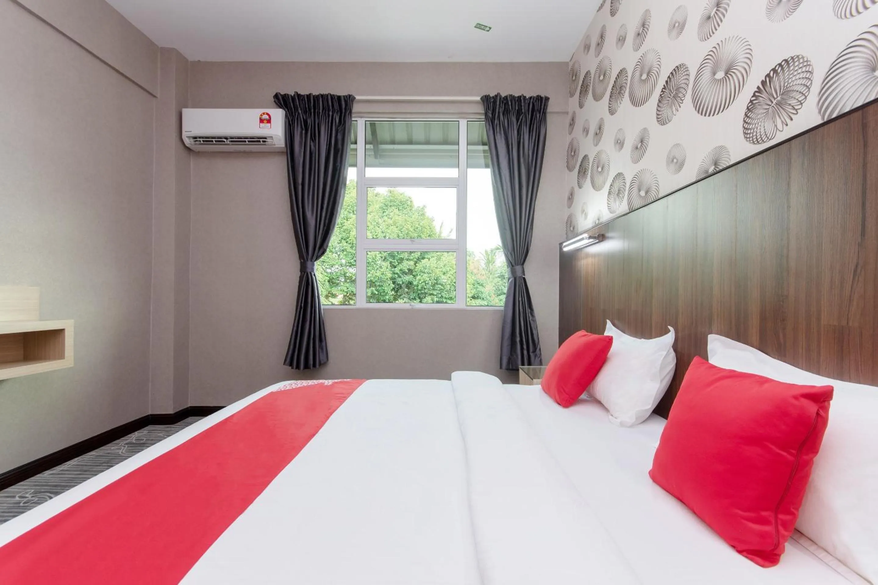 Bedroom, Bed in OYO 89375 Regent Hotel