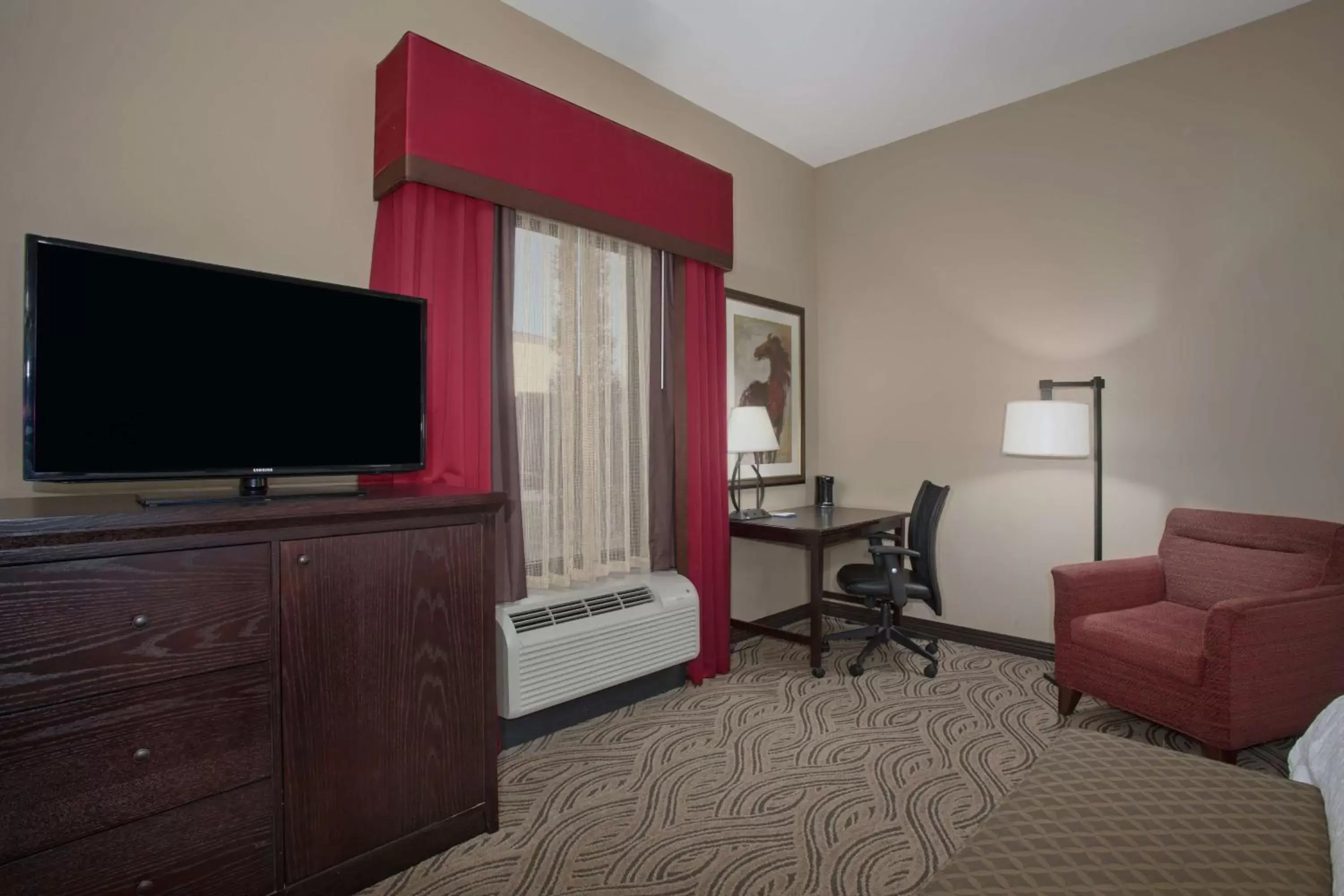 Bedroom, TV/Entertainment Center in Hampton Inn & Suites I-35/Mulvane