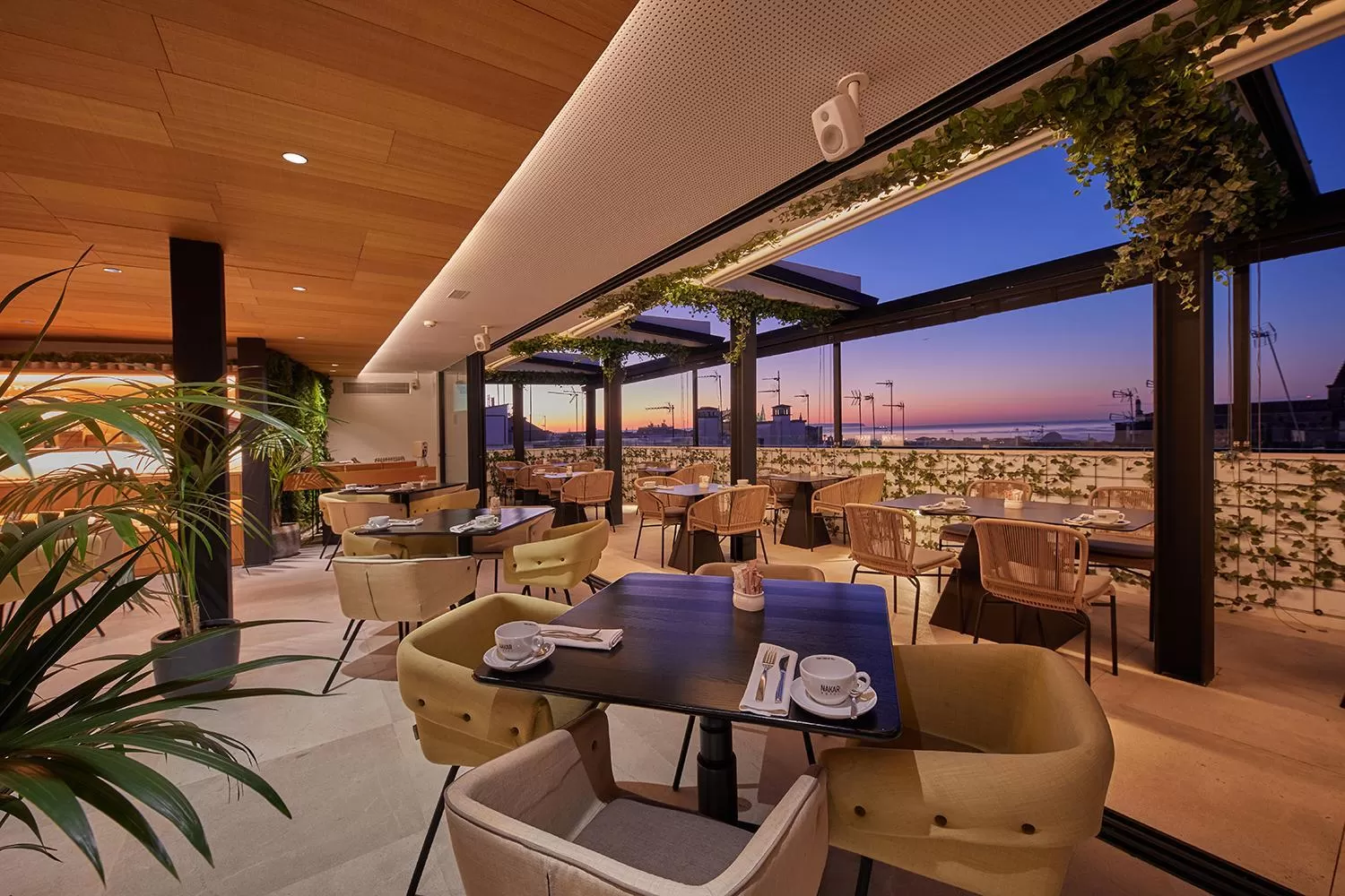 Restaurant/places to eat in Nakar Hotel