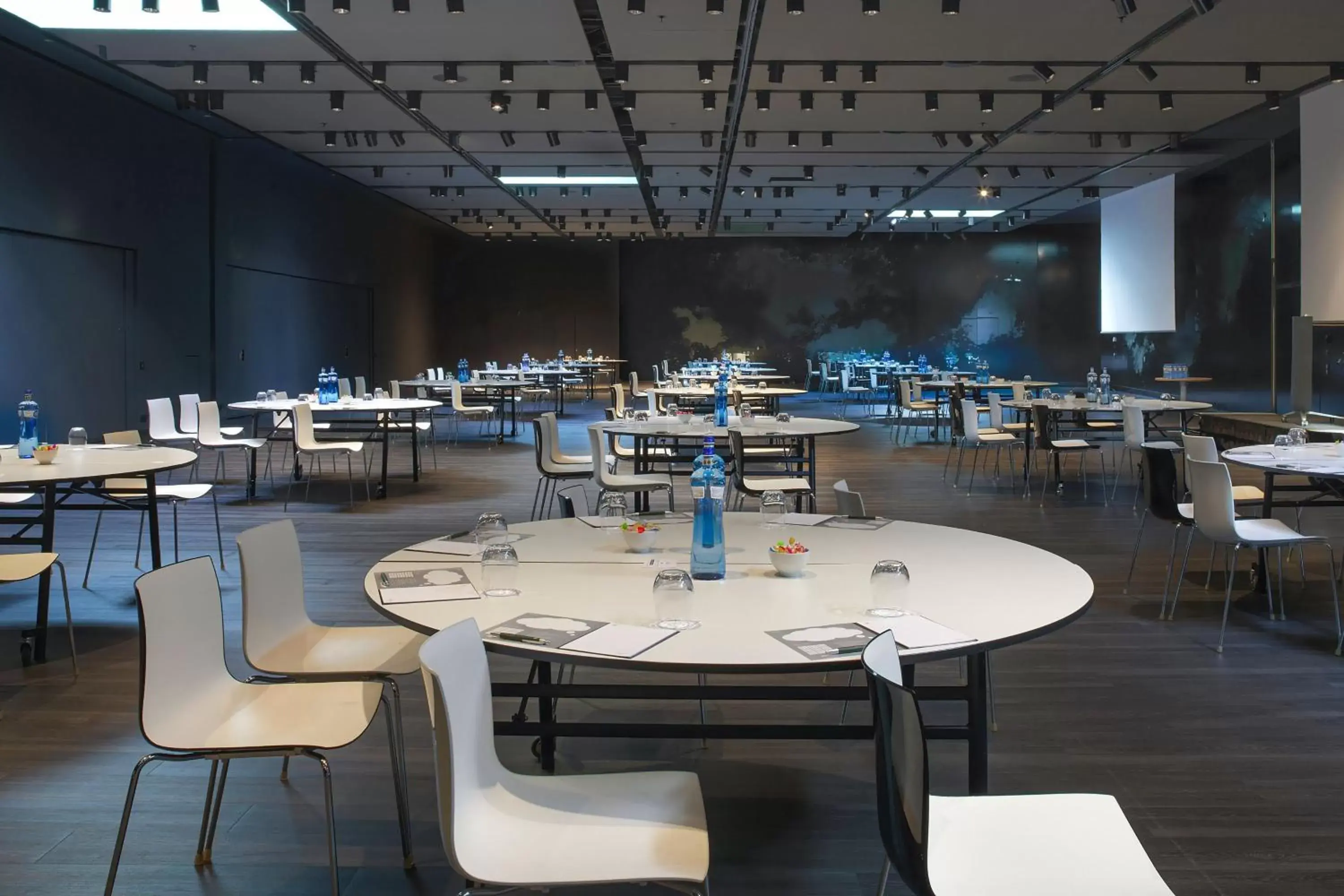 Meeting/conference room, Restaurant/Places to Eat in Renaissance Barcelona Fira Hotel