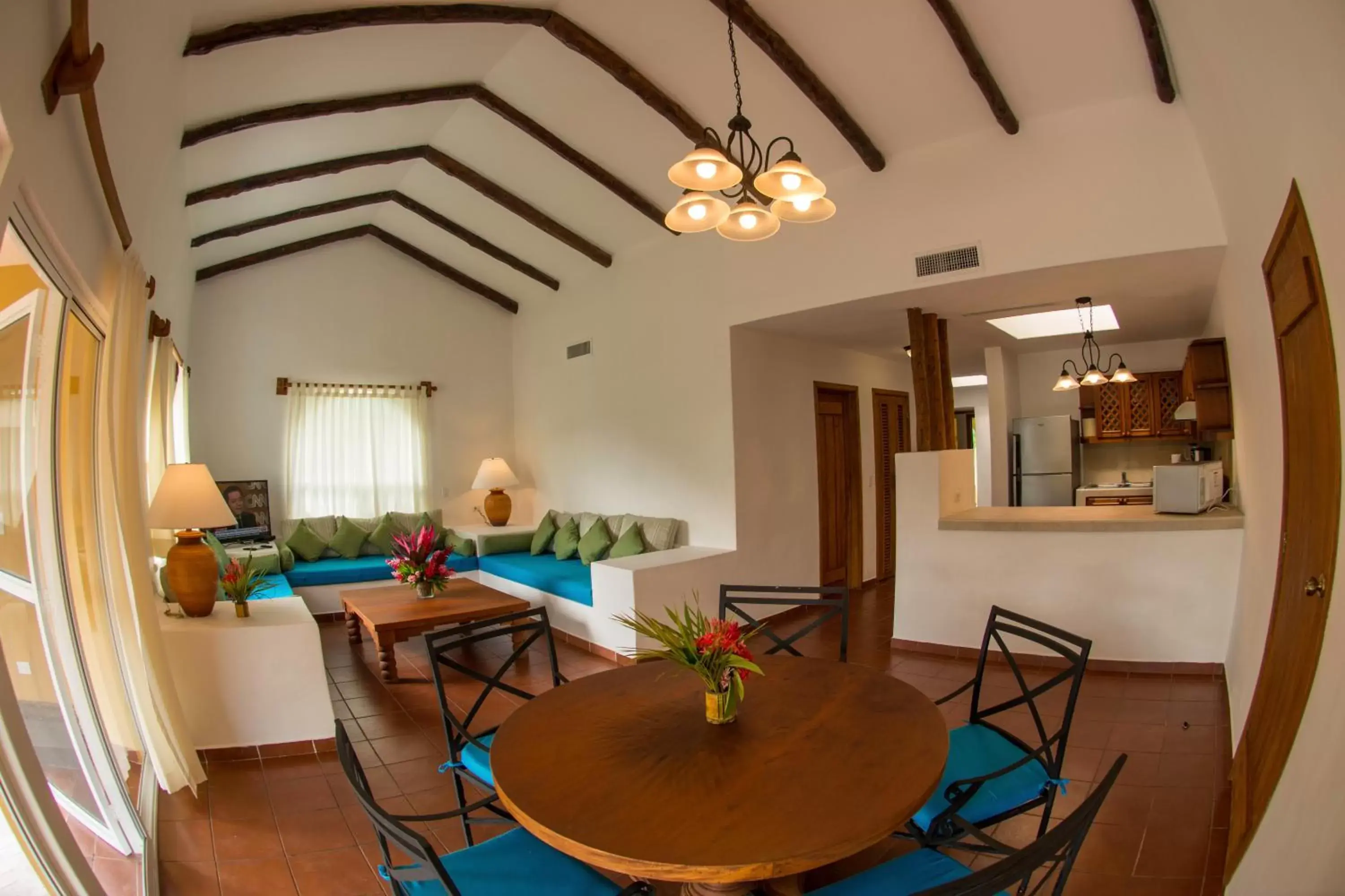 Kitchen or kitchenette, Dining Area in Amatique Bay Hotel