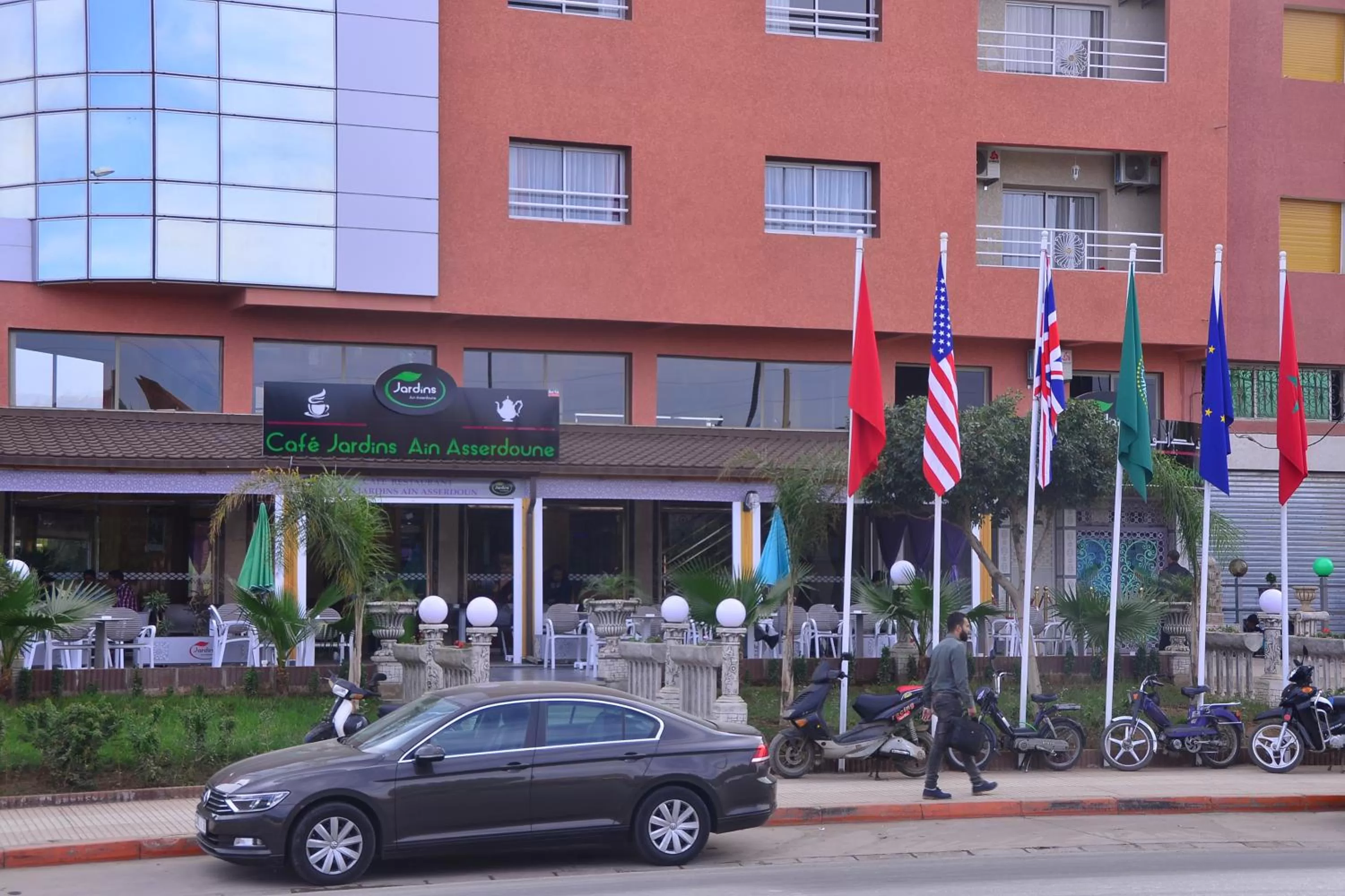 Property building in Hôtel Hadaik Ain Asserdoune