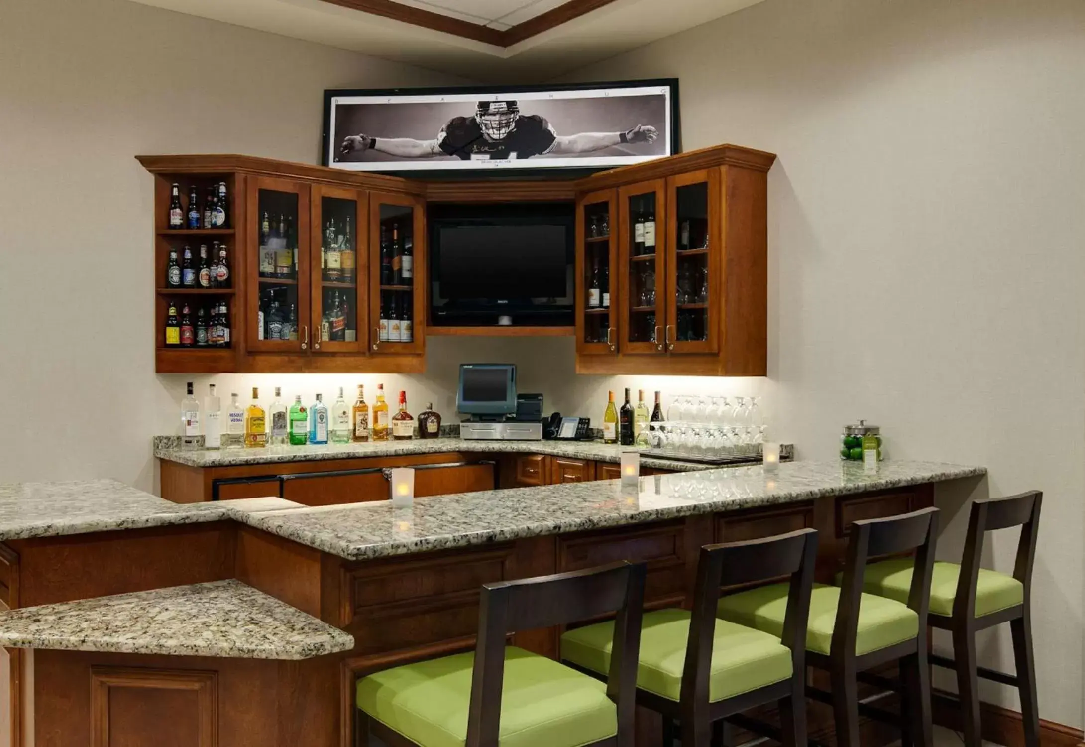 Lounge or bar, Kitchen/Kitchenette in Hilton Garden Inn Lake Forest Mettawa