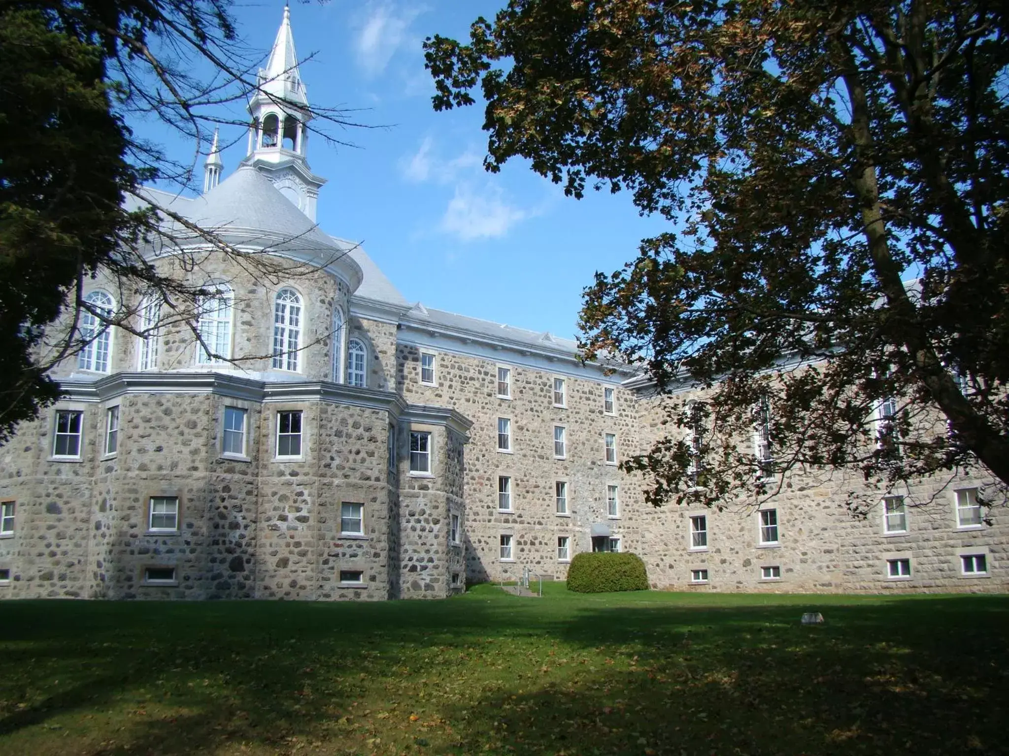 Property building, Garden in Auberge de l'Abbaye d'Oka