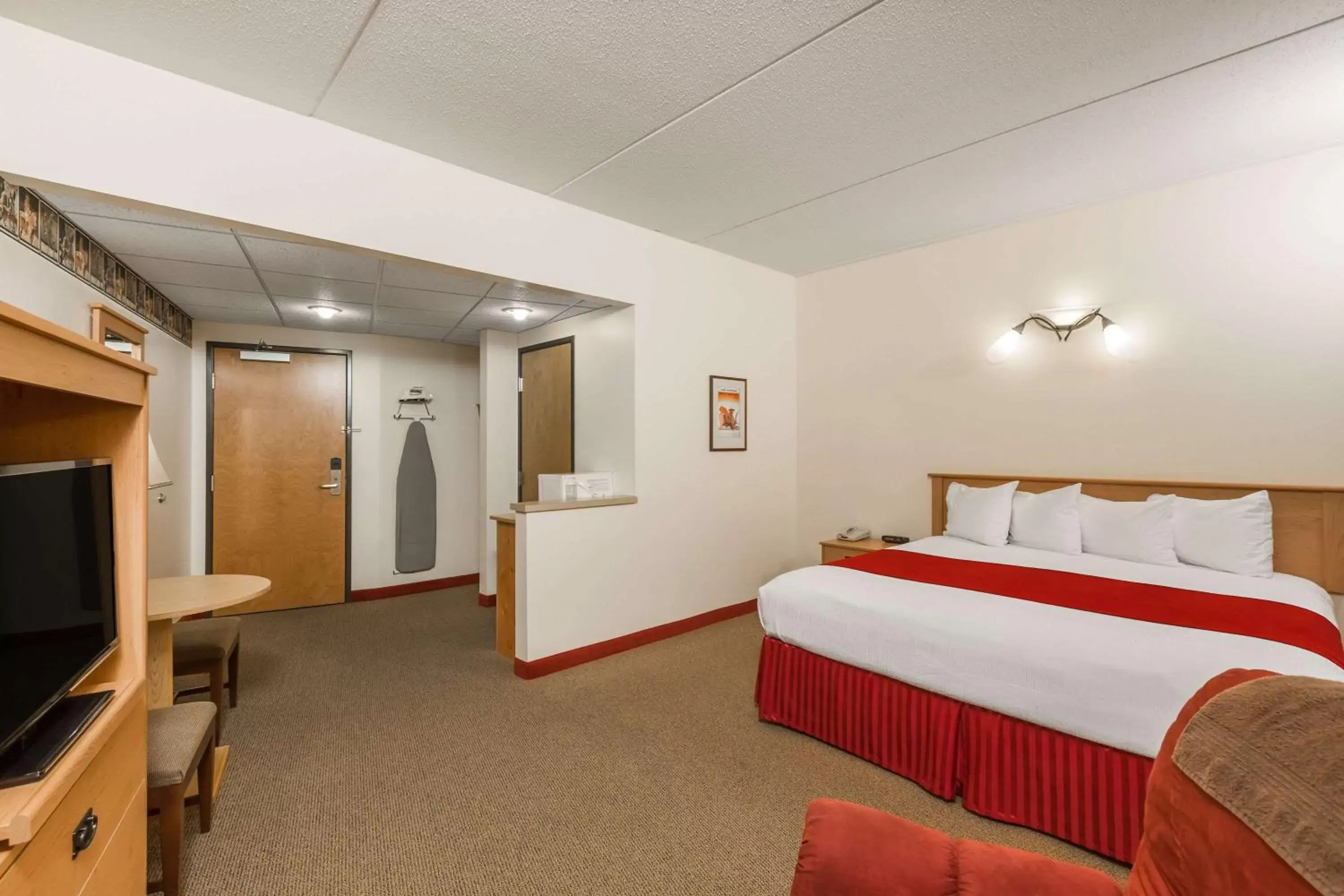 Photo of the whole room, Bed in Travelodge by Wyndham Deadwood