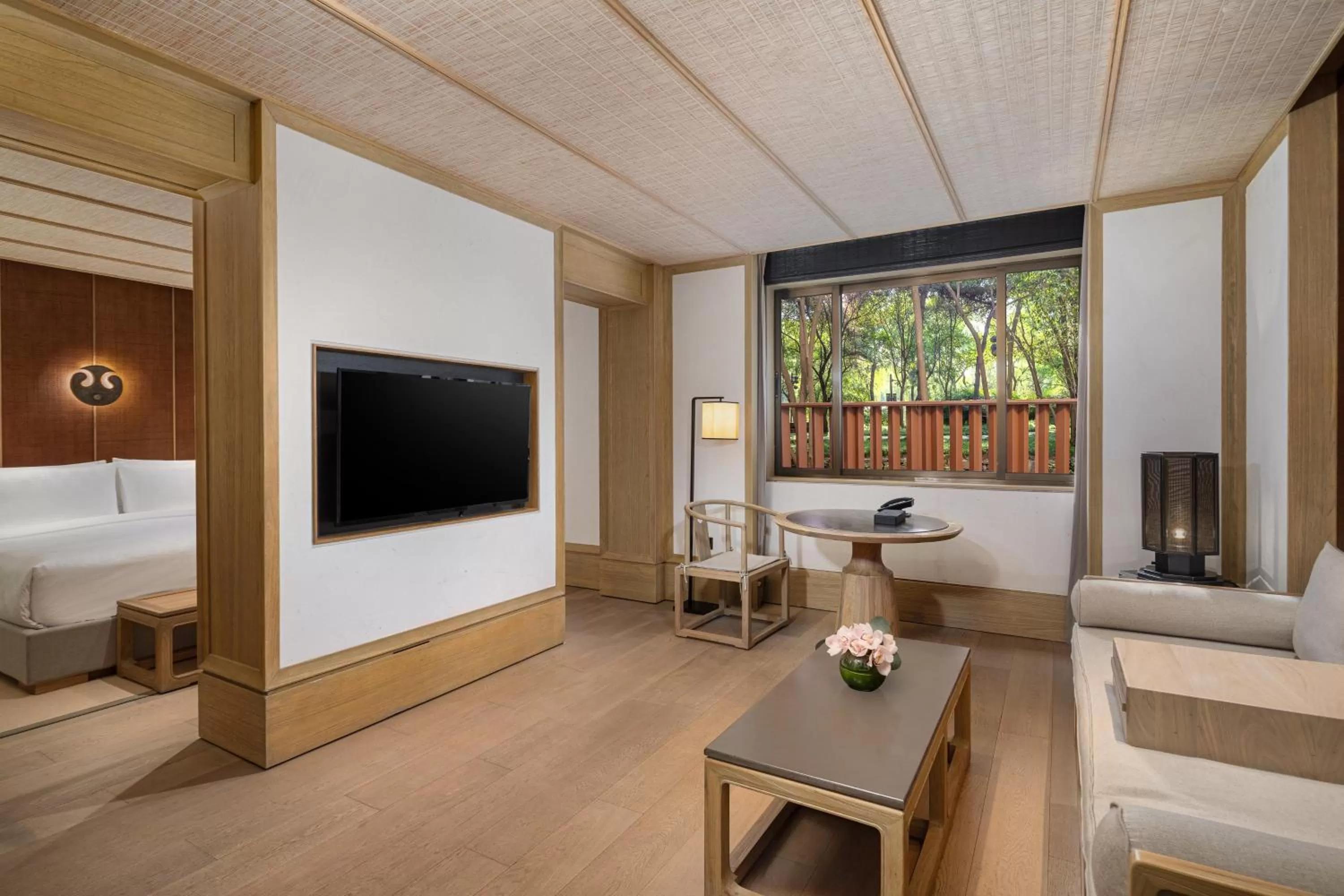 Photo of the whole room, Bed in HUALUXE Xi'an Tanghua by IHG