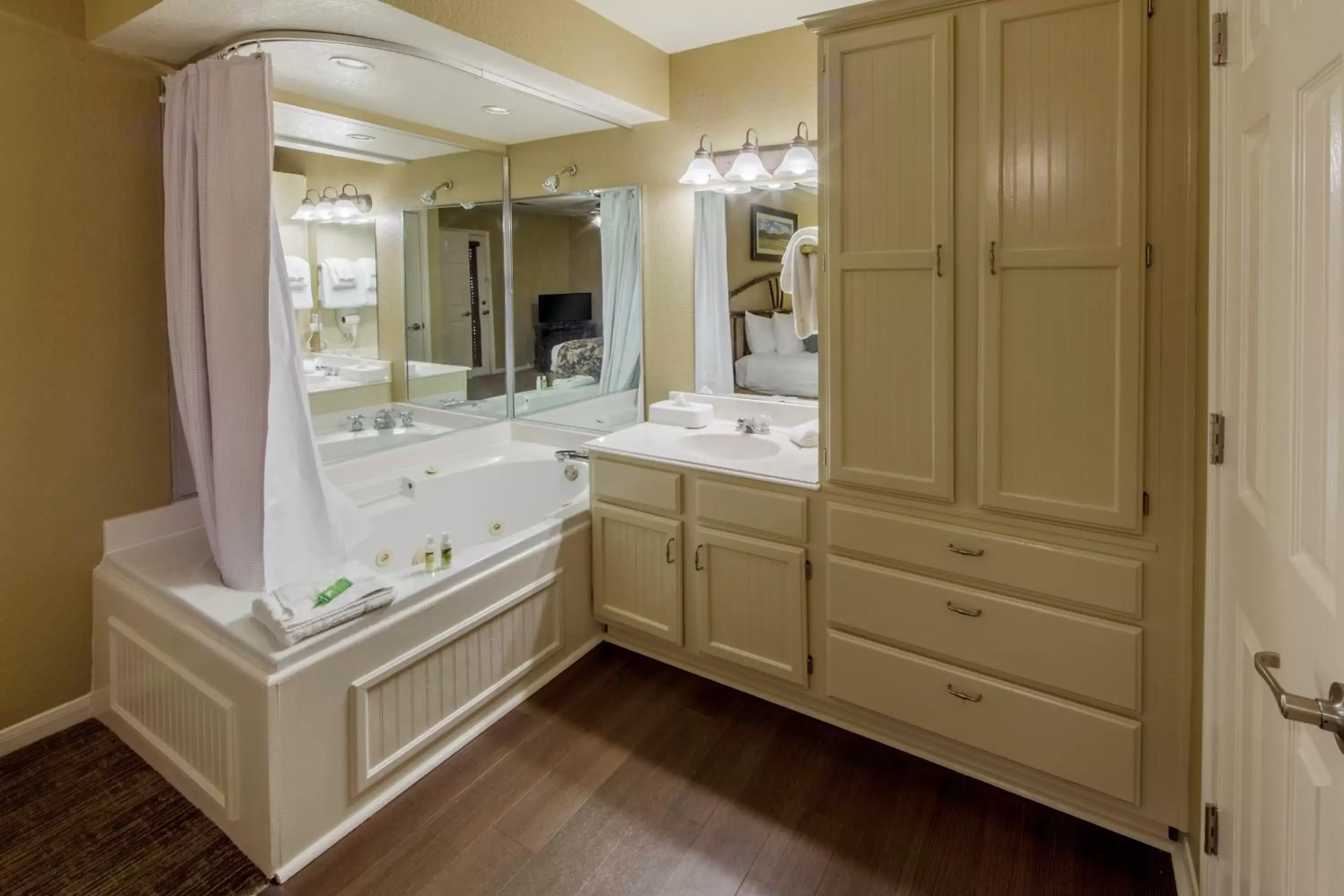 Photo of the whole room, Bathroom in Holiday Inn Club Vacations Piney Shores Resort at Lake Conroe