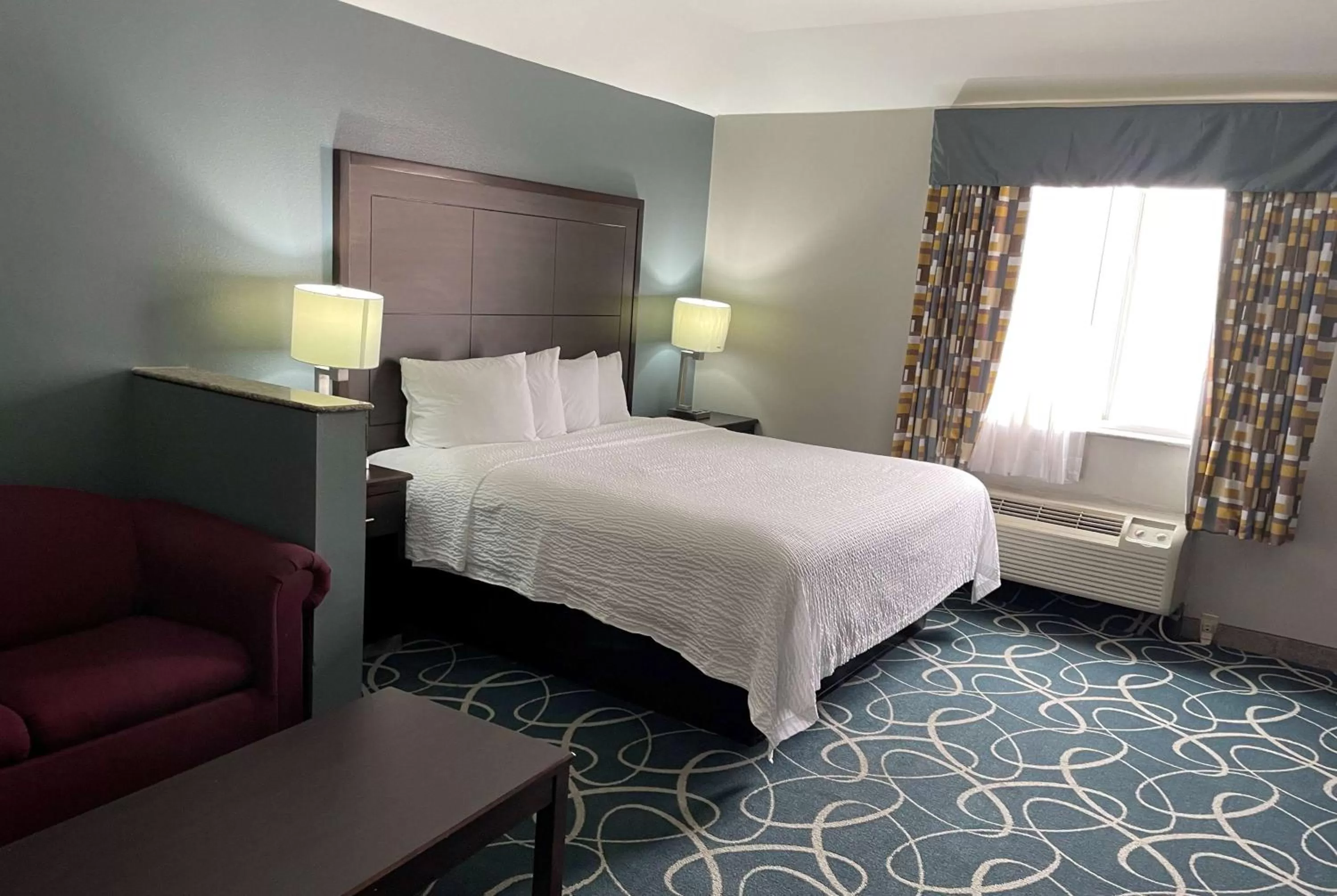 Photo of the whole room, Bed in Days Inn & Suites by Wyndham Cleburne TX