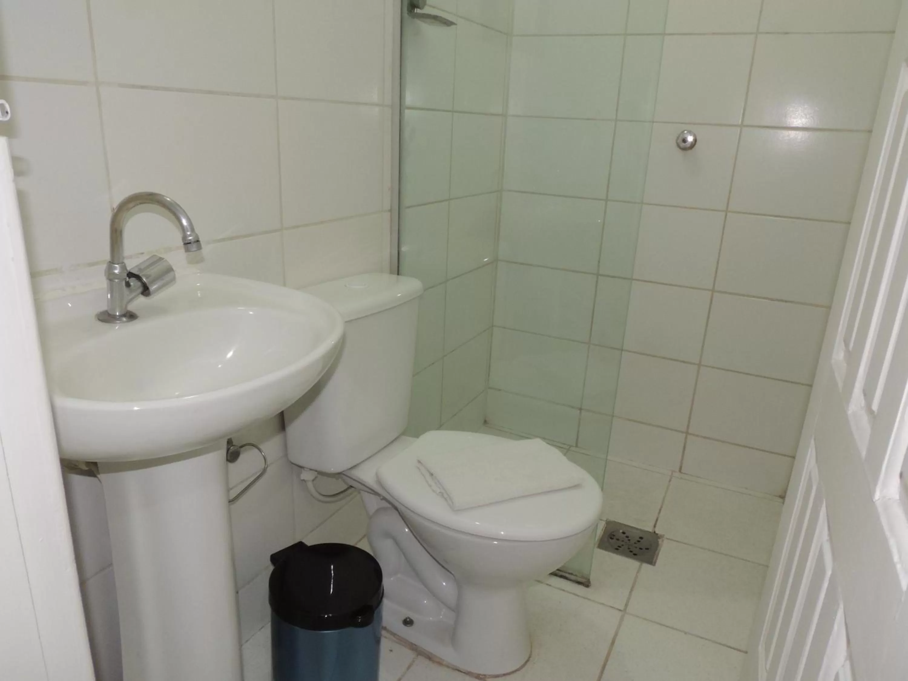 Bathroom in Hotel Economy 888 - Próximo a Praça da Estação e Rodoviária