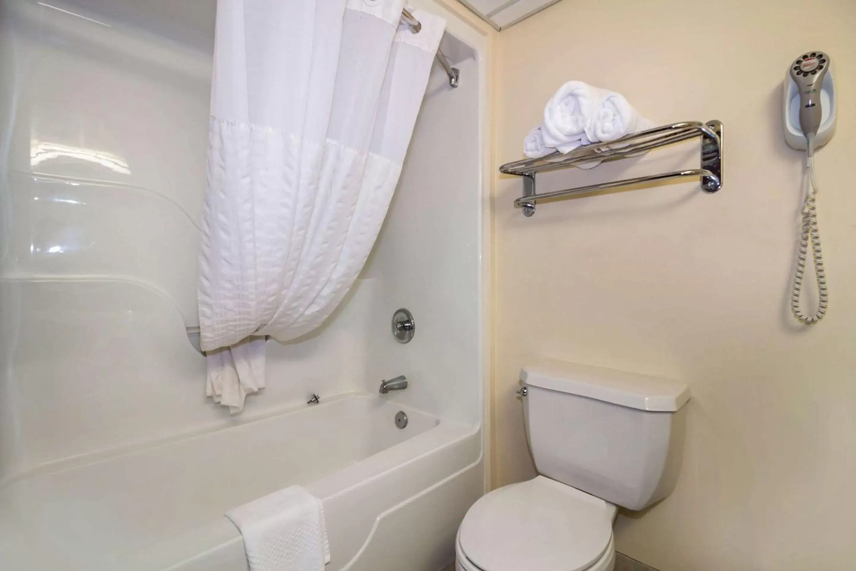 Bathroom in Clarion Pointe Charleston - West Ashley