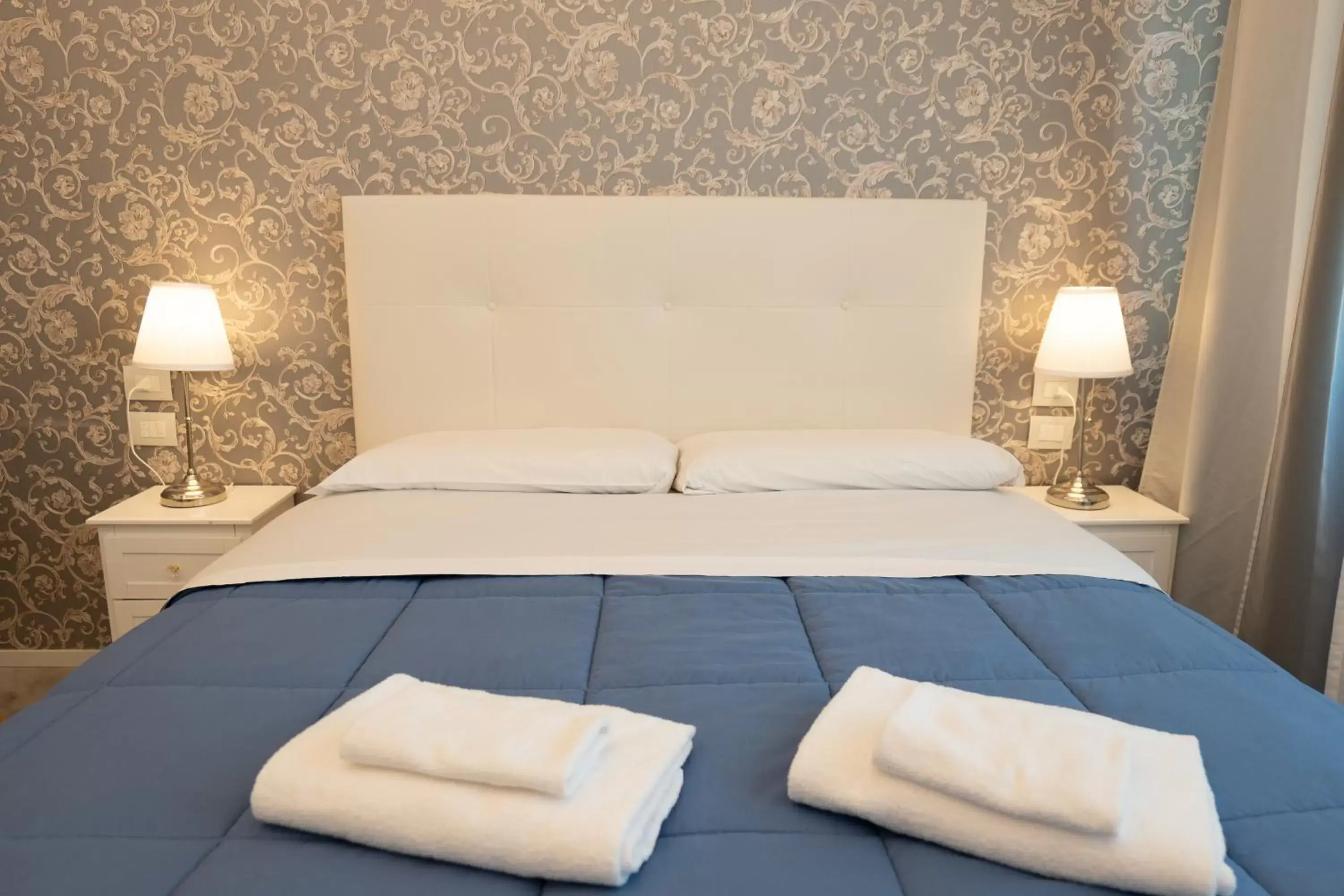 Bed in Relais Vittorio Veneto - Luxotel & Apartotel