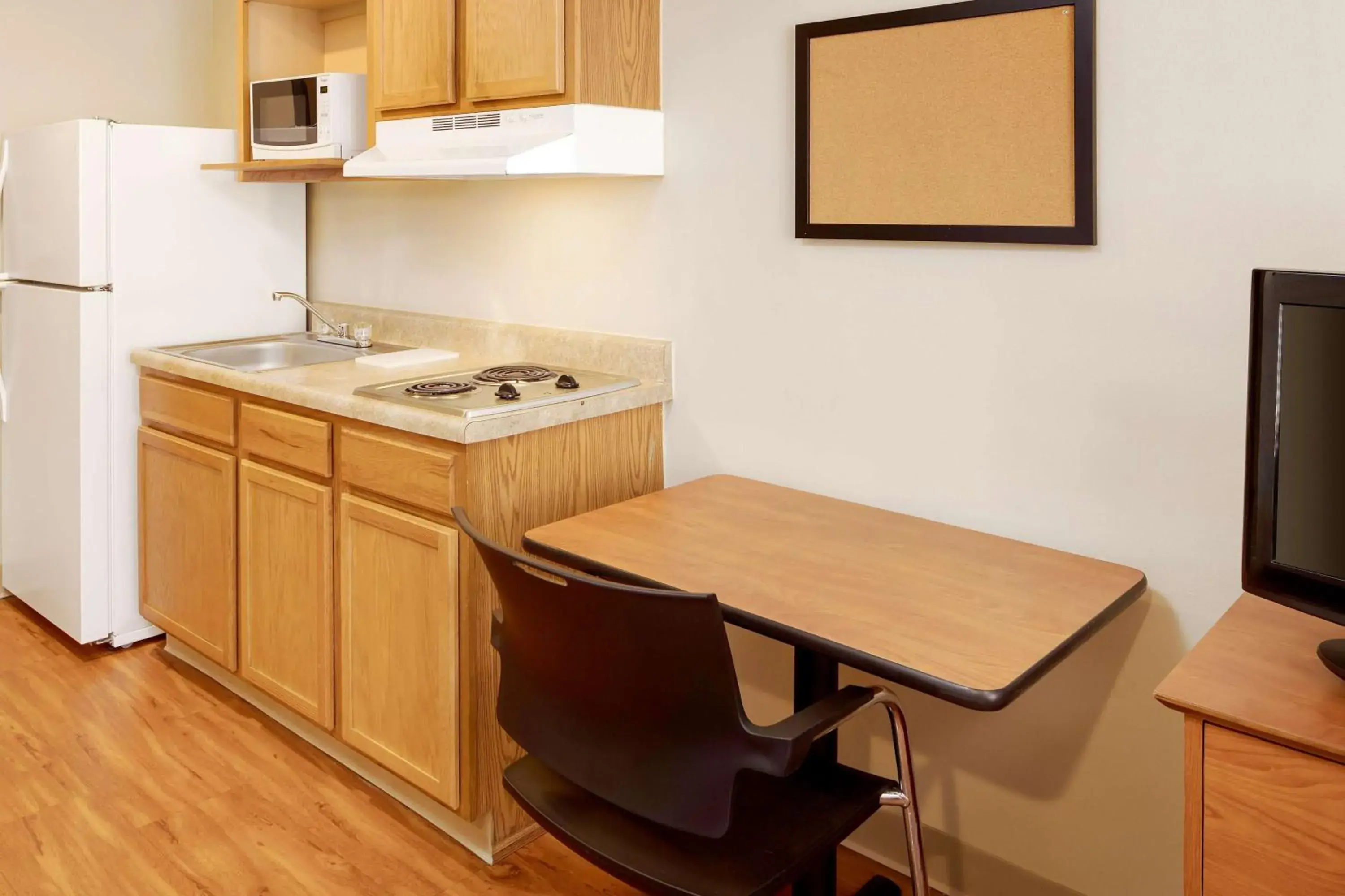 Bedroom, Kitchen/Kitchenette in Extended Stay America Select Suites - Indianapolis - Plainfield