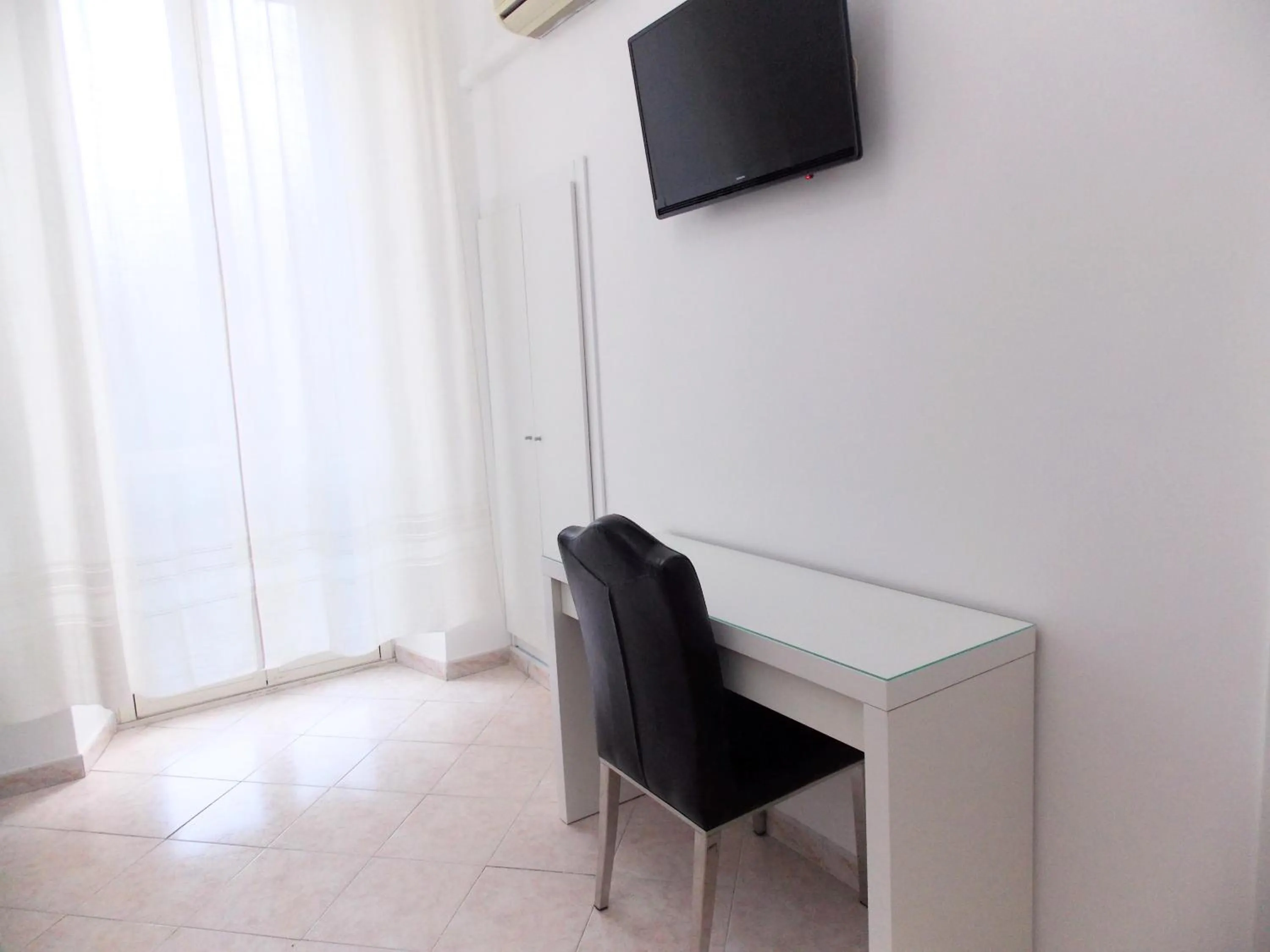 Photo of the whole room in Hotel Pisa