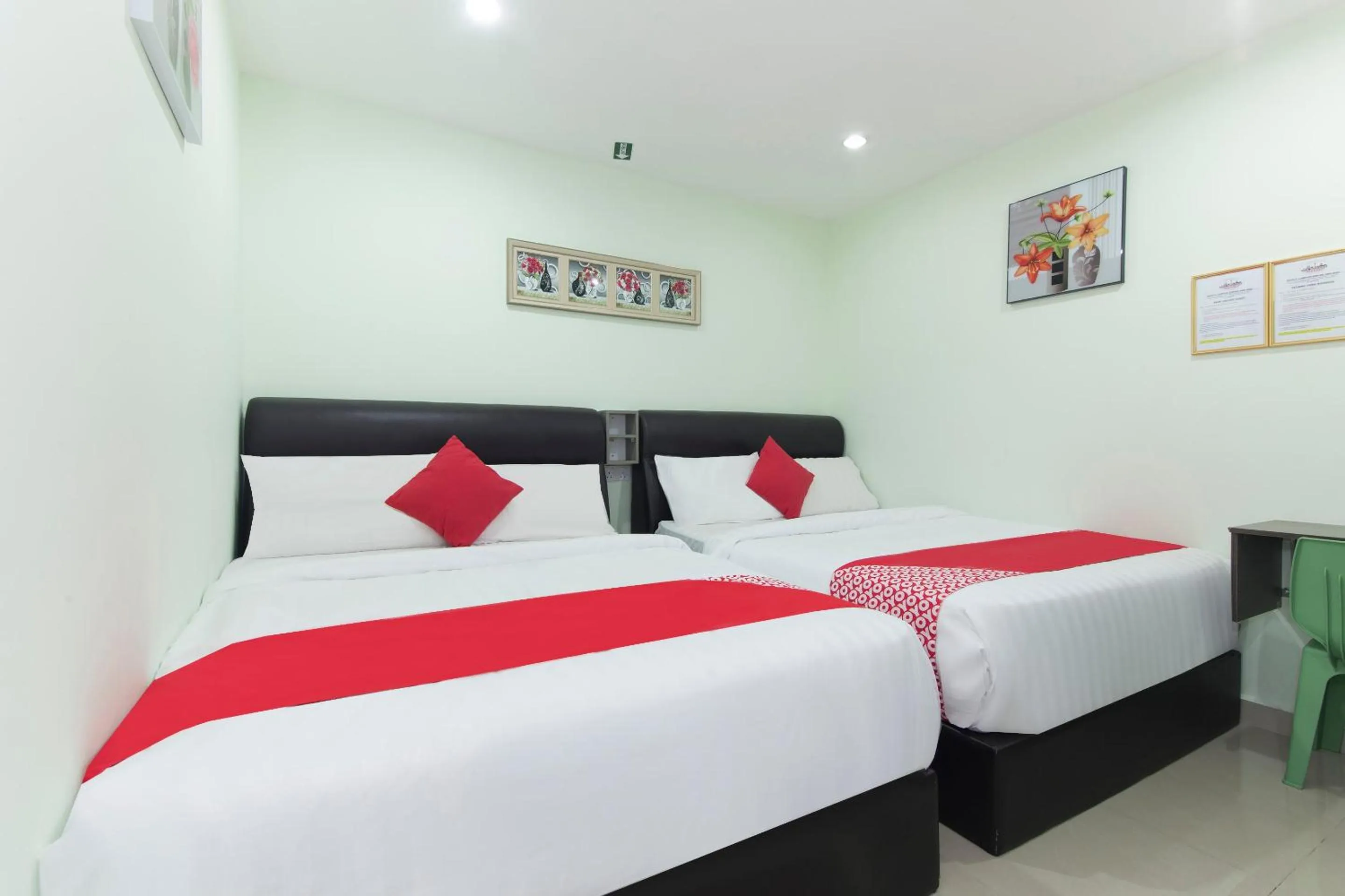 Bedroom, Bed in OYO 444 KL Empire Hotel