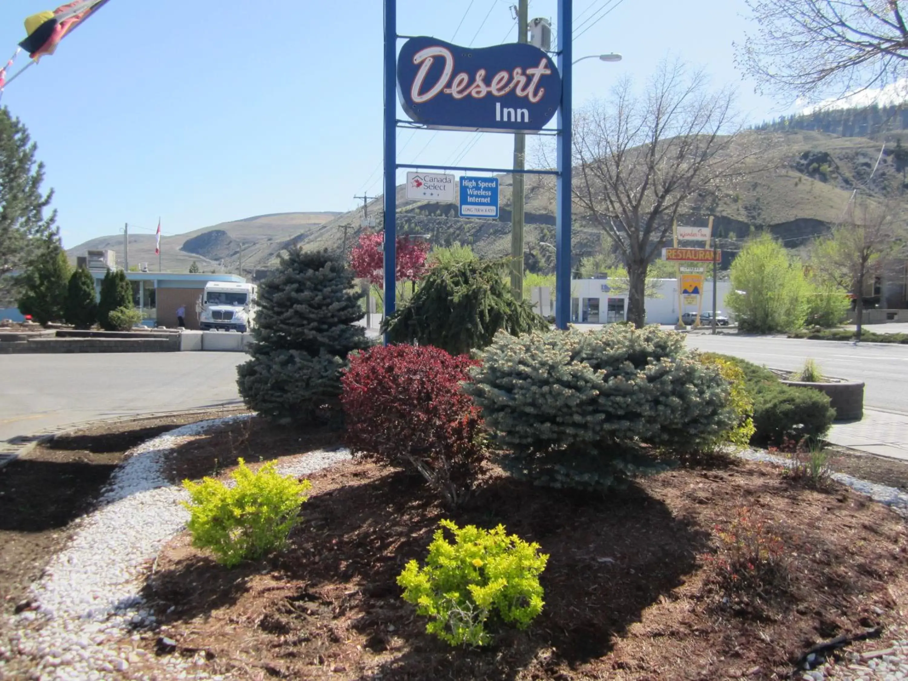 Area and facilities, Property Building in Canada's Best Value Desert Inn & Suites