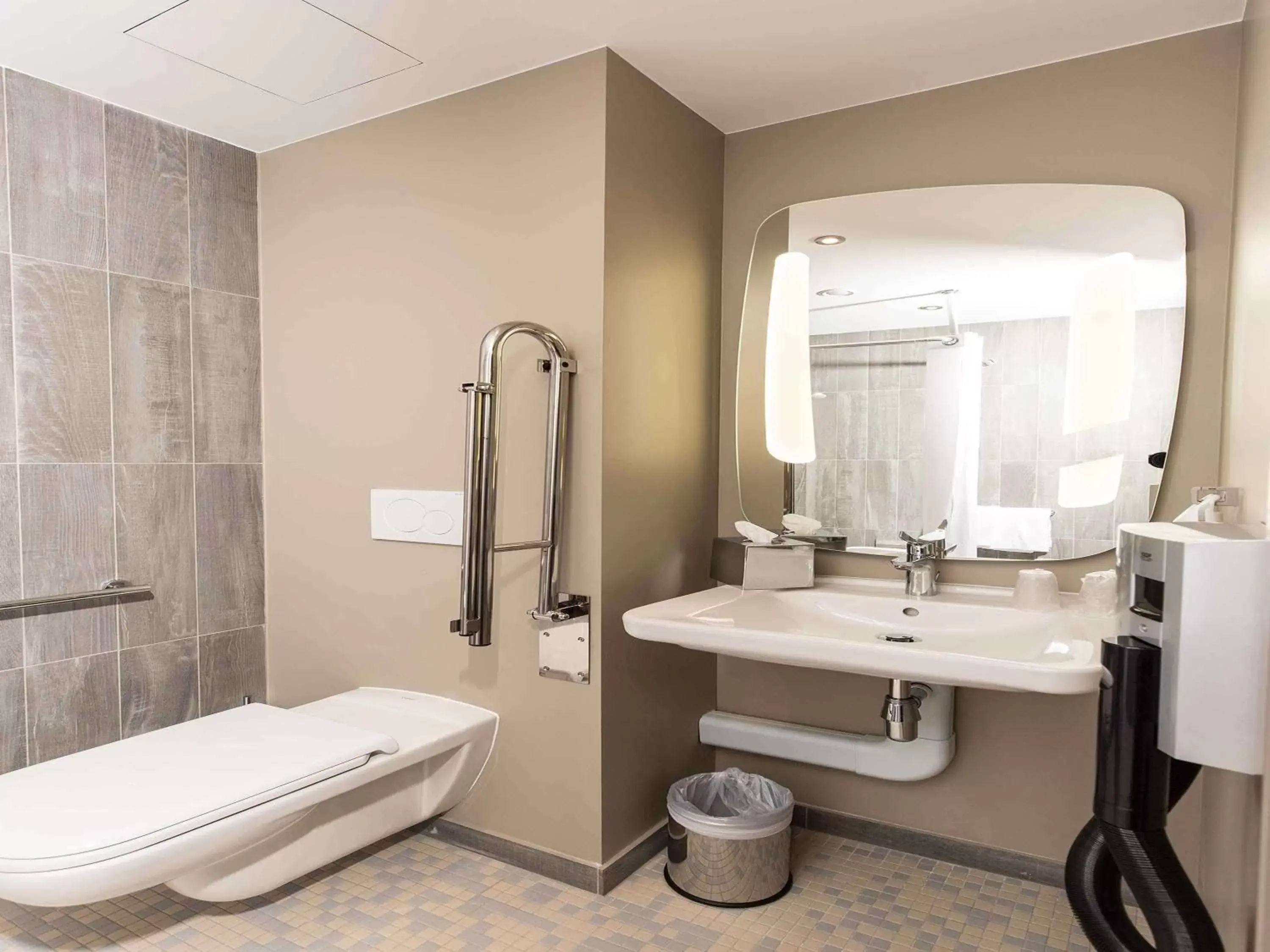 Photo of the whole room, Bathroom in ibis Vilnius Centre